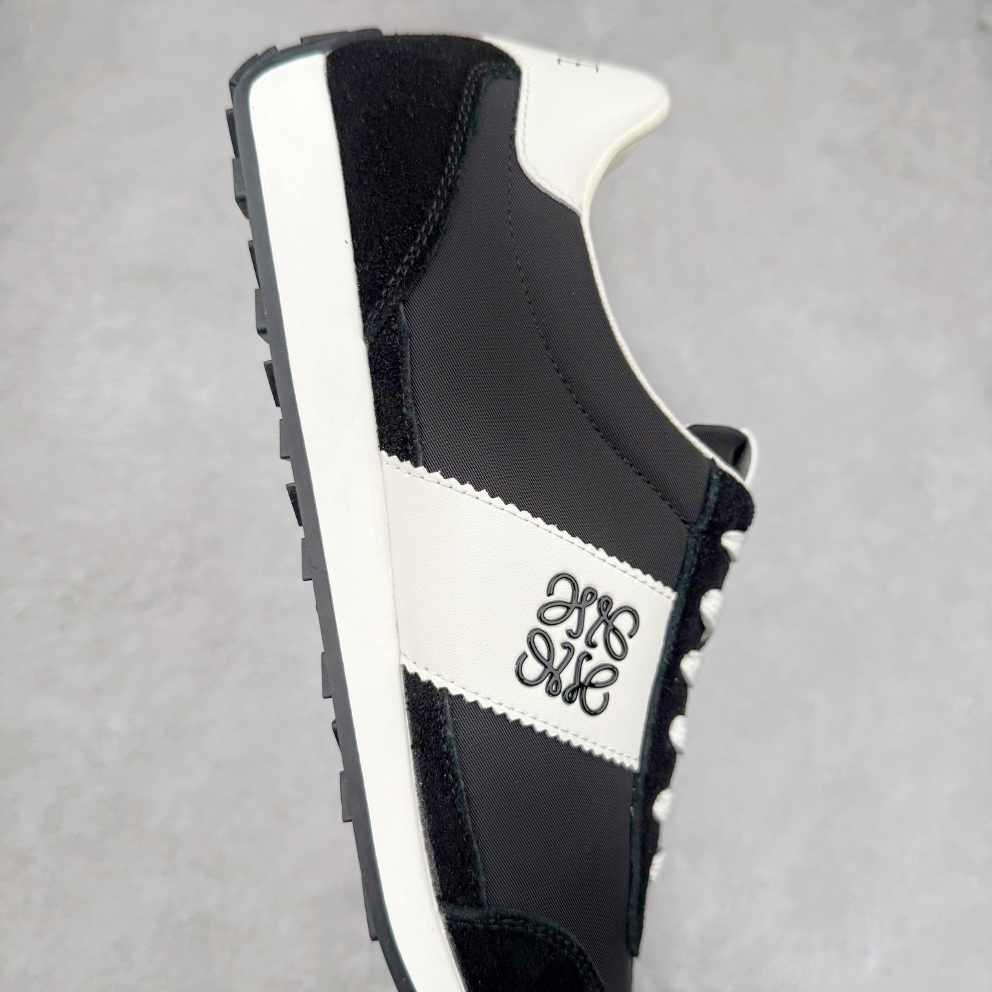 图片[6]-罗意威/Loewe Ballet Runner 25ss春季新款爆款 2.0系列阿甘复古风德训鞋薄底百搭休闲运动鞋 外贸出口订单 广东原厂 作为Loewe的标志性设计 超柔软，轻便且灵活的鞋底，升级的柔软皮革内衬和鞋床，提供最大舒适感，真皮和皮料混搭彰显复古风格 拼色德训鞋 阿甘鞋 小白鞋 拼色拼接鞋面 柔软舒适 被评为年度最舒适的暴走鞋 如履平地 原版细节 鞋面由进口麂皮 原版冰丝布拼接 真皮垫脚 原版定制磨具组合大底 原盒包装 众多明星同款上脚 极具爆款。尺码：38 39 40 41 42 43 44-选品中心