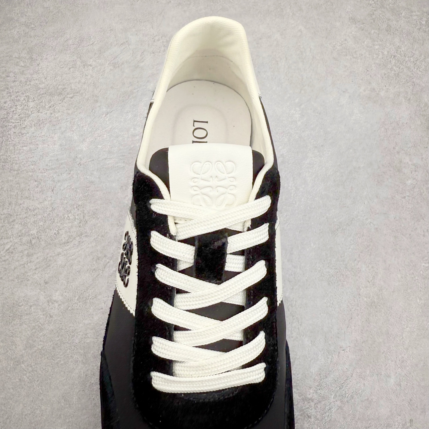 图片[5]-罗意威/Loewe Ballet Runner 25ss春季新款爆款 2.0系列阿甘复古风德训鞋薄底百搭休闲运动鞋 外贸出口订单 广东原厂 作为Loewe的标志性设计 超柔软，轻便且灵活的鞋底，升级的柔软皮革内衬和鞋床，提供最大舒适感，真皮和皮料混搭彰显复古风格 拼色德训鞋 阿甘鞋 小白鞋 拼色拼接鞋面 柔软舒适 被评为年度最舒适的暴走鞋 如履平地 原版细节 鞋面由进口麂皮 原版冰丝布拼接 真皮垫脚 原版定制磨具组合大底 原盒包装 众多明星同款上脚 极具爆款。尺码：38 39 40 41 42 43 44-选品中心