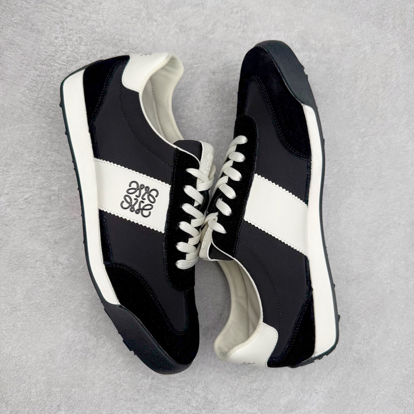 图片[3]-罗意威/Loewe Ballet Runner 25ss春季新款爆款 2.0系列阿甘复古风德训鞋薄底百搭休闲运动鞋 外贸出口订单 广东原厂 作为Loewe的标志性设计 超柔软，轻便且灵活的鞋底，升级的柔软皮革内衬和鞋床，提供最大舒适感，真皮和皮料混搭彰显复古风格 拼色德训鞋 阿甘鞋 小白鞋 拼色拼接鞋面 柔软舒适 被评为年度最舒适的暴走鞋 如履平地 原版细节 鞋面由进口麂皮 原版冰丝布拼接 真皮垫脚 原版定制磨具组合大底 原盒包装 众多明星同款上脚 极具爆款。尺码：38 39 40 41 42 43 44-选品中心