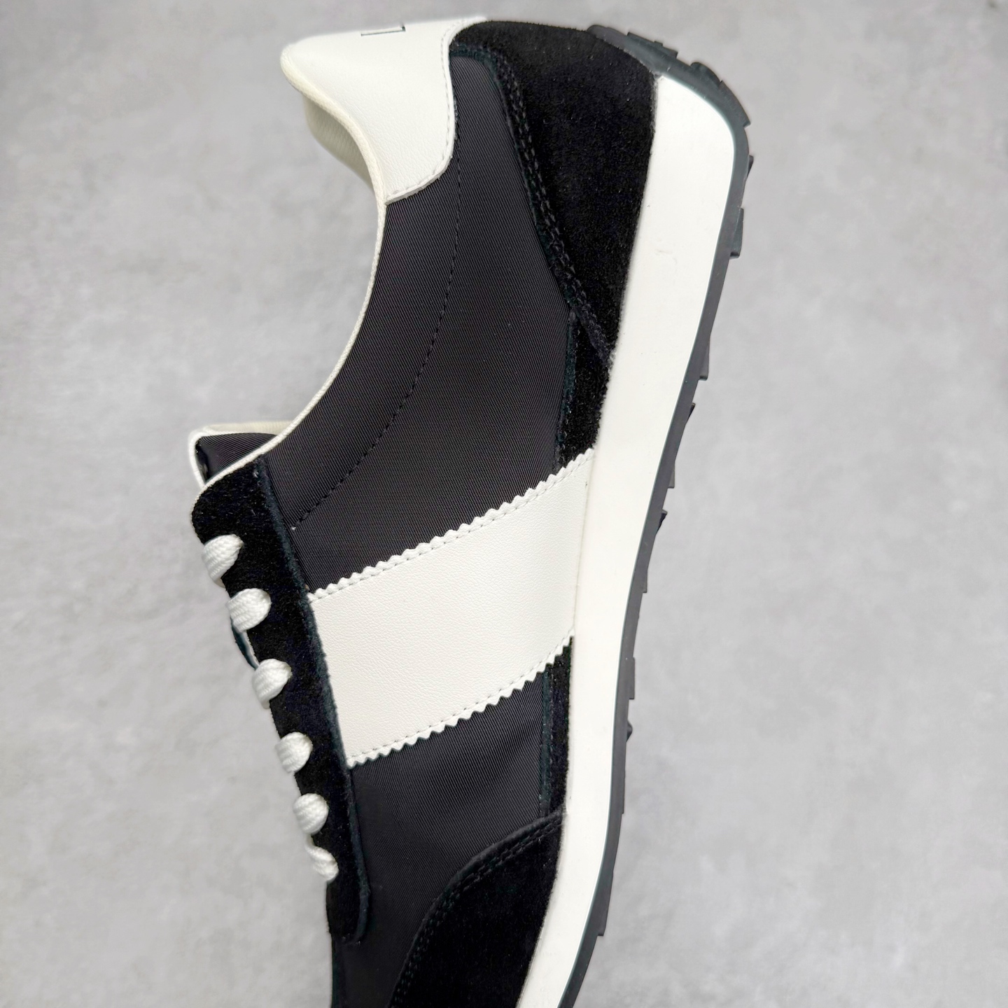 图片[7]-罗意威/Loewe Ballet Runner 25ss春季新款爆款 2.0系列阿甘复古风德训鞋薄底百搭休闲运动鞋 外贸出口订单 广东原厂 作为Loewe的标志性设计 超柔软，轻便且灵活的鞋底，升级的柔软皮革内衬和鞋床，提供最大舒适感，真皮和皮料混搭彰显复古风格 拼色德训鞋 阿甘鞋 小白鞋 拼色拼接鞋面 柔软舒适 被评为年度最舒适的暴走鞋 如履平地 原版细节 鞋面由进口麂皮 原版冰丝布拼接 真皮垫脚 原版定制磨具组合大底 原盒包装 众多明星同款上脚 极具爆款。尺码：38 39 40 41 42 43 44-选品中心