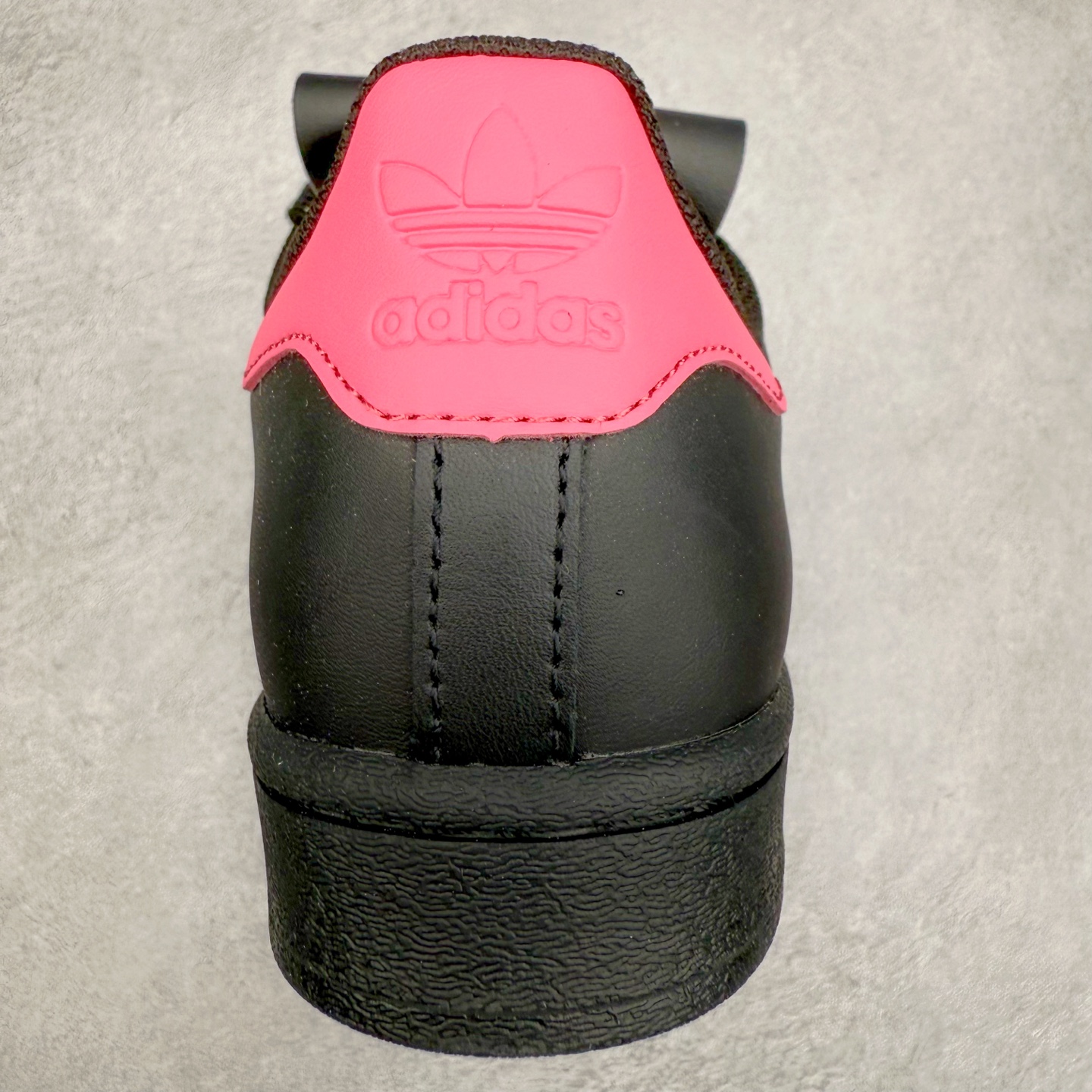 图片[8]-AD Originals Superstar 经典复古贝壳头板鞋 EG4961 诞生于1969年 是第一双将全皮面鞋 身与橡胶鞋头结合在一起的低帮篮球鞋 Superstar最开始 是作为高帮篮球鞋Pro Model的低帮版本而出现的 但因为其独特和醒目的橡胶鞋头造型而让大家熟知 被大家形象地称为\\\”shelltoe\\\”贝壳头 在70年代的美国职业篮球场上 接近3/4的NBA球员都将这双Superstar作为场上用鞋 80年代之后 经过不断的改良和发展 Superstar逐渐成为横跨时装、音乐、街头文化、休闲和运动等各大领域的时尚潮鞋 尺码：36 36.5 37 38 38.5 39 40 40.5 41 42 42.5 43 44 44.5 45-选品中心