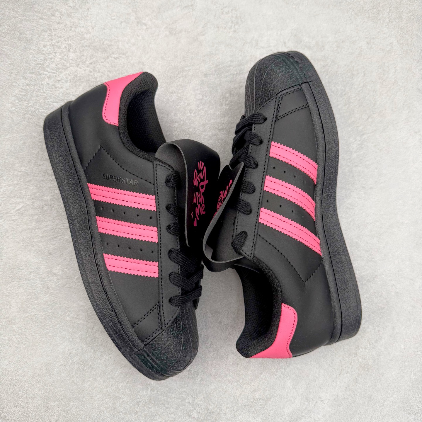 图片[3]-AD Originals Superstar 经典复古贝壳头板鞋 EG4961 诞生于1969年 是第一双将全皮面鞋 身与橡胶鞋头结合在一起的低帮篮球鞋 Superstar最开始 是作为高帮篮球鞋Pro Model的低帮版本而出现的 但因为其独特和醒目的橡胶鞋头造型而让大家熟知 被大家形象地称为\\\”shelltoe\\\”贝壳头 在70年代的美国职业篮球场上 接近3/4的NBA球员都将这双Superstar作为场上用鞋 80年代之后 经过不断的改良和发展 Superstar逐渐成为横跨时装、音乐、街头文化、休闲和运动等各大领域的时尚潮鞋 尺码：36 36.5 37 38 38.5 39 40 40.5 41 42 42.5 43 44 44.5 45-选品中心