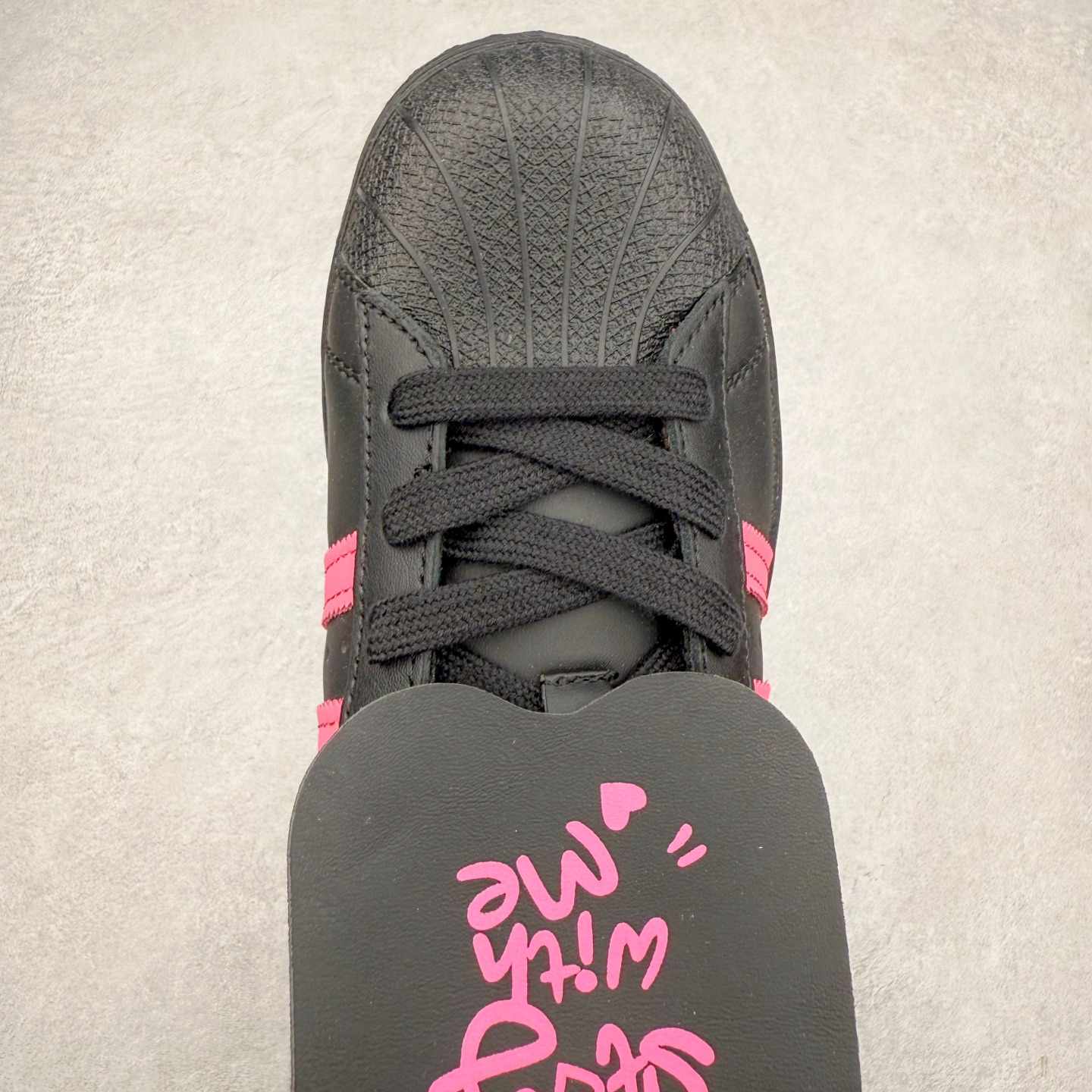 图片[4]-AD Originals Superstar 经典复古贝壳头板鞋 EG4961 诞生于1969年 是第一双将全皮面鞋 身与橡胶鞋头结合在一起的低帮篮球鞋 Superstar最开始 是作为高帮篮球鞋Pro Model的低帮版本而出现的 但因为其独特和醒目的橡胶鞋头造型而让大家熟知 被大家形象地称为\\\”shelltoe\\\”贝壳头 在70年代的美国职业篮球场上 接近3/4的NBA球员都将这双Superstar作为场上用鞋 80年代之后 经过不断的改良和发展 Superstar逐渐成为横跨时装、音乐、街头文化、休闲和运动等各大领域的时尚潮鞋 尺码：36 36.5 37 38 38.5 39 40 40.5 41 42 42.5 43 44 44.5 45-选品中心