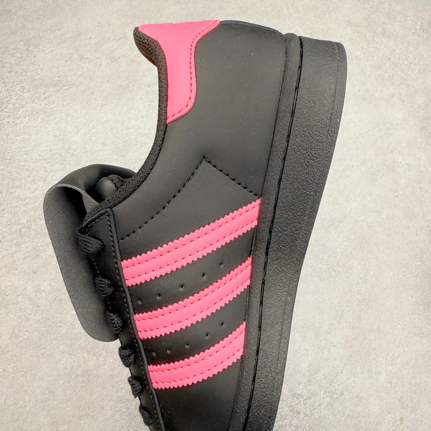 图片[7]-AD Originals Superstar 经典复古贝壳头板鞋 EG4961 诞生于1969年 是第一双将全皮面鞋 身与橡胶鞋头结合在一起的低帮篮球鞋 Superstar最开始 是作为高帮篮球鞋Pro Model的低帮版本而出现的 但因为其独特和醒目的橡胶鞋头造型而让大家熟知 被大家形象地称为\\\”shelltoe\\\”贝壳头 在70年代的美国职业篮球场上 接近3/4的NBA球员都将这双Superstar作为场上用鞋 80年代之后 经过不断的改良和发展 Superstar逐渐成为横跨时装、音乐、街头文化、休闲和运动等各大领域的时尚潮鞋 尺码：36 36.5 37 38 38.5 39 40 40.5 41 42 42.5 43 44 44.5 45-选品中心