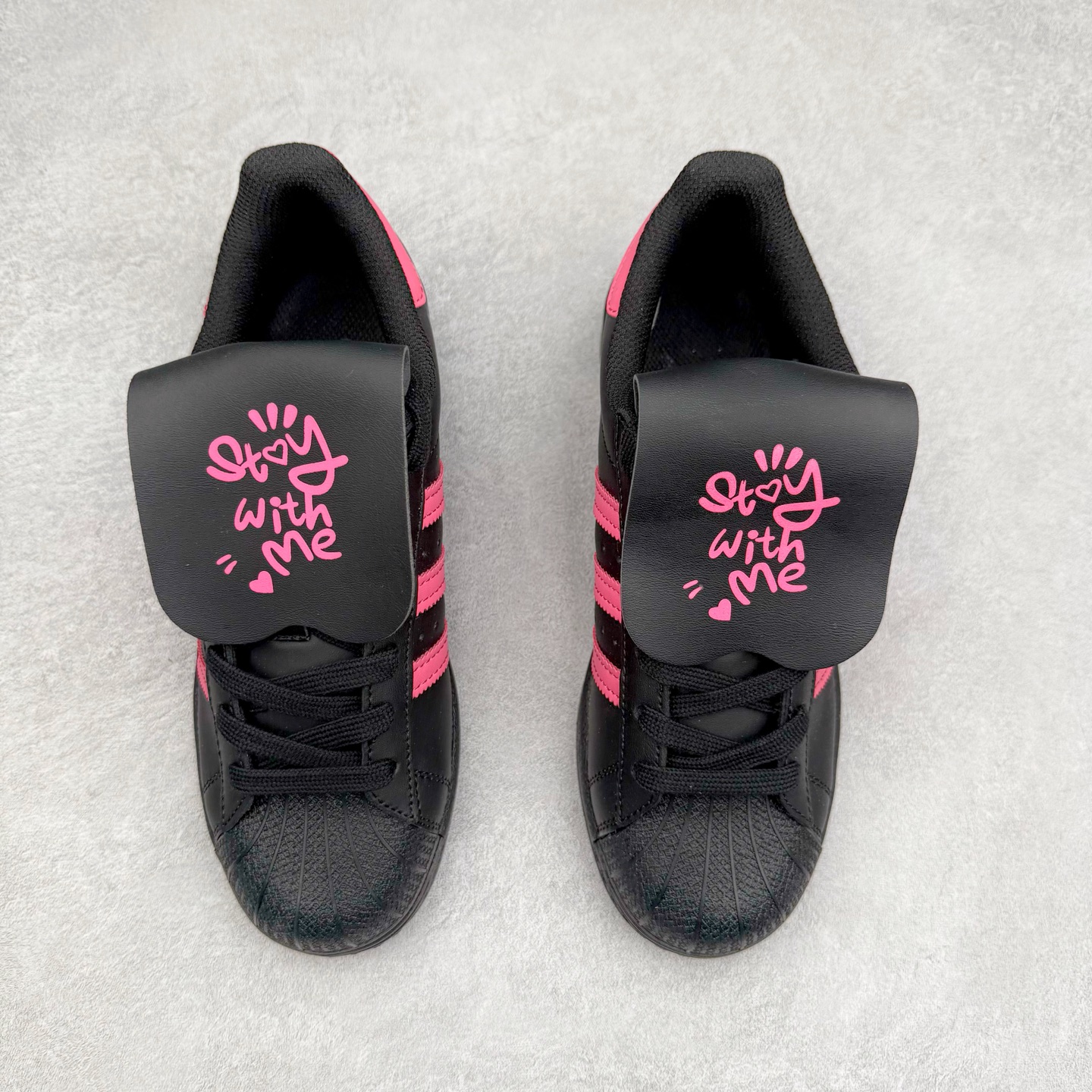 图片[2]-AD Originals Superstar 经典复古贝壳头板鞋 EG4961 诞生于1969年 是第一双将全皮面鞋 身与橡胶鞋头结合在一起的低帮篮球鞋 Superstar最开始 是作为高帮篮球鞋Pro Model的低帮版本而出现的 但因为其独特和醒目的橡胶鞋头造型而让大家熟知 被大家形象地称为\\\”shelltoe\\\”贝壳头 在70年代的美国职业篮球场上 接近3/4的NBA球员都将这双Superstar作为场上用鞋 80年代之后 经过不断的改良和发展 Superstar逐渐成为横跨时装、音乐、街头文化、休闲和运动等各大领域的时尚潮鞋 尺码：36 36.5 37 38 38.5 39 40 40.5 41 42 42.5 43 44 44.5 45-选品中心