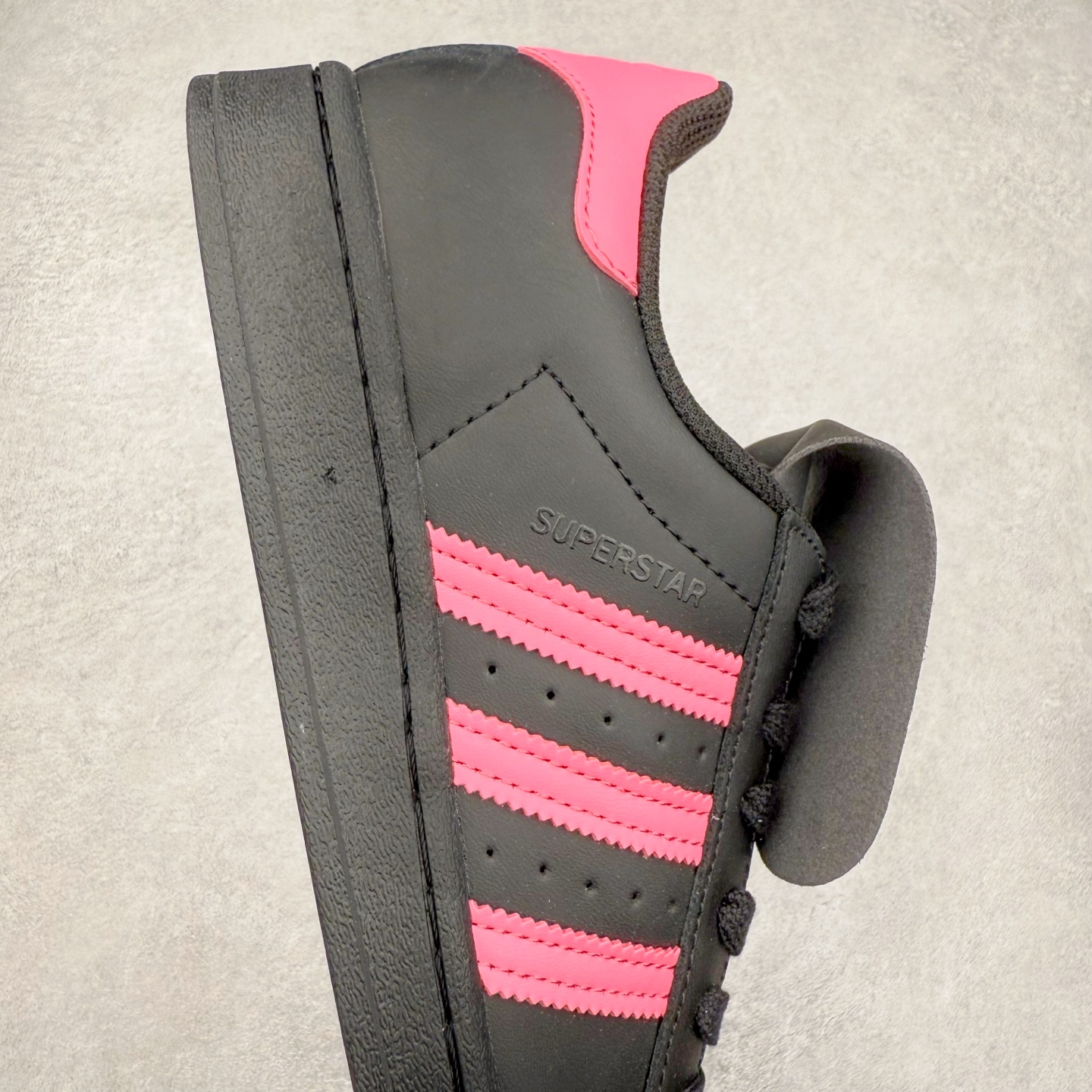 图片[6]-AD Originals Superstar 经典复古贝壳头板鞋 EG4961 诞生于1969年 是第一双将全皮面鞋 身与橡胶鞋头结合在一起的低帮篮球鞋 Superstar最开始 是作为高帮篮球鞋Pro Model的低帮版本而出现的 但因为其独特和醒目的橡胶鞋头造型而让大家熟知 被大家形象地称为\\\”shelltoe\\\”贝壳头 在70年代的美国职业篮球场上 接近3/4的NBA球员都将这双Superstar作为场上用鞋 80年代之后 经过不断的改良和发展 Superstar逐渐成为横跨时装、音乐、街头文化、休闲和运动等各大领域的时尚潮鞋 尺码：36 36.5 37 38 38.5 39 40 40.5 41 42 42.5 43 44 44.5 45-选品中心