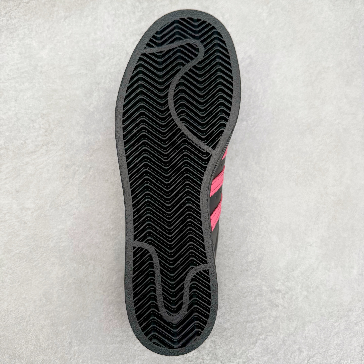 图片[9]-AD Originals Superstar 经典复古贝壳头板鞋 EG4961 诞生于1969年 是第一双将全皮面鞋 身与橡胶鞋头结合在一起的低帮篮球鞋 Superstar最开始 是作为高帮篮球鞋Pro Model的低帮版本而出现的 但因为其独特和醒目的橡胶鞋头造型而让大家熟知 被大家形象地称为\\\”shelltoe\\\”贝壳头 在70年代的美国职业篮球场上 接近3/4的NBA球员都将这双Superstar作为场上用鞋 80年代之后 经过不断的改良和发展 Superstar逐渐成为横跨时装、音乐、街头文化、休闲和运动等各大领域的时尚潮鞋 尺码：36 36.5 37 38 38.5 39 40 40.5 41 42 42.5 43 44 44.5 45-选品中心