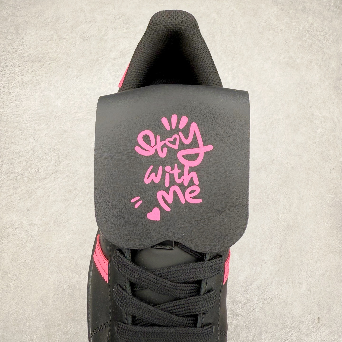 图片[5]-AD Originals Superstar 经典复古贝壳头板鞋 EG4961 诞生于1969年 是第一双将全皮面鞋 身与橡胶鞋头结合在一起的低帮篮球鞋 Superstar最开始 是作为高帮篮球鞋Pro Model的低帮版本而出现的 但因为其独特和醒目的橡胶鞋头造型而让大家熟知 被大家形象地称为\\\”shelltoe\\\”贝壳头 在70年代的美国职业篮球场上 接近3/4的NBA球员都将这双Superstar作为场上用鞋 80年代之后 经过不断的改良和发展 Superstar逐渐成为横跨时装、音乐、街头文化、休闲和运动等各大领域的时尚潮鞋 尺码：36 36.5 37 38 38.5 39 40 40.5 41 42 42.5 43 44 44.5 45-选品中心