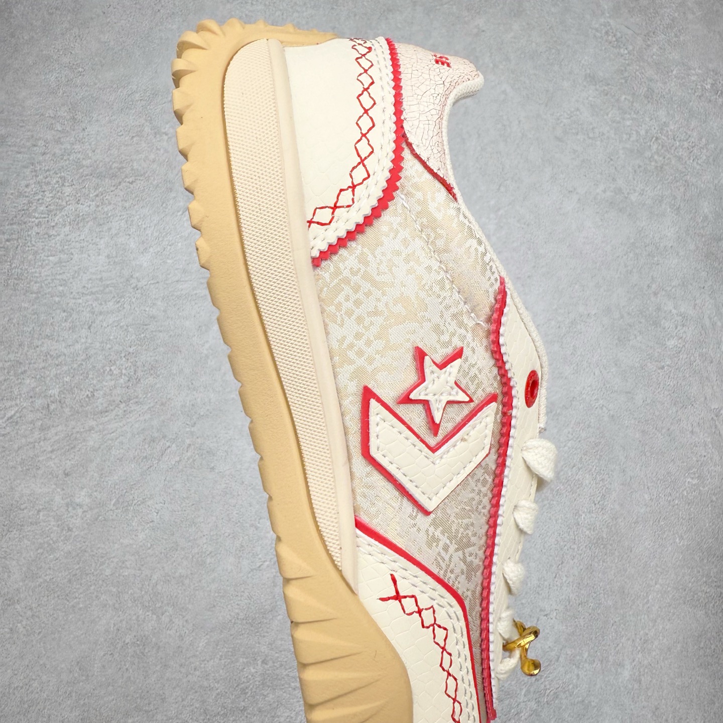 图片[6]-Converse Run Star Trainer 匡威蛇年限定 防滑耐磨德训鞋 鞋面采用多种材质精心组合，每一处纹理都散发着独特质感，上手一摸就能感受到匡威的匠心，走在街头，它就是最有辨识度的存在。 鞋身的红色缝线堪称点睛之笔，在整体沉稳的色调中强势点亮，让这双鞋告别单调，充满了潮流感。 最亮点的是“鞋带珠宝”装饰，这个小细节真的太赞了！珠宝点缀，让这双鞋潮出圈。 货号：A13344C 尺码：35 36 37 37.5 38 38.5 39 40 40.5 41 42 42.5 43 44 ⚠️注意尺码-选品中心