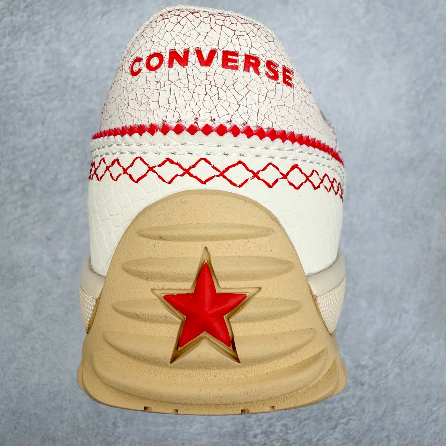 图片[8]-Converse Run Star Trainer 匡威蛇年限定 防滑耐磨德训鞋 鞋面采用多种材质精心组合，每一处纹理都散发着独特质感，上手一摸就能感受到匡威的匠心，走在街头，它就是最有辨识度的存在。 鞋身的红色缝线堪称点睛之笔，在整体沉稳的色调中强势点亮，让这双鞋告别单调，充满了潮流感。 最亮点的是“鞋带珠宝”装饰，这个小细节真的太赞了！珠宝点缀，让这双鞋潮出圈。 货号：A13344C 尺码：35 36 37 37.5 38 38.5 39 40 40.5 41 42 42.5 43 44 ⚠️注意尺码-选品中心