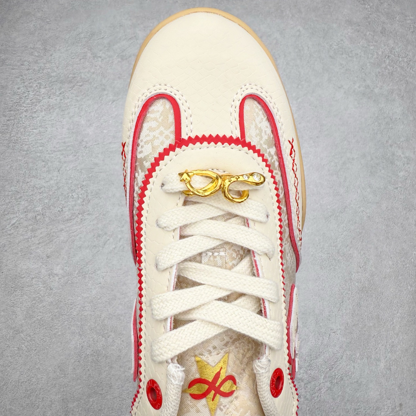 图片[4]-Converse Run Star Trainer 匡威蛇年限定 防滑耐磨德训鞋 鞋面采用多种材质精心组合，每一处纹理都散发着独特质感，上手一摸就能感受到匡威的匠心，走在街头，它就是最有辨识度的存在。 鞋身的红色缝线堪称点睛之笔，在整体沉稳的色调中强势点亮，让这双鞋告别单调，充满了潮流感。 最亮点的是“鞋带珠宝”装饰，这个小细节真的太赞了！珠宝点缀，让这双鞋潮出圈。 货号：A13344C 尺码：35 36 37 37.5 38 38.5 39 40 40.5 41 42 42.5 43 44 ⚠️注意尺码-选品中心