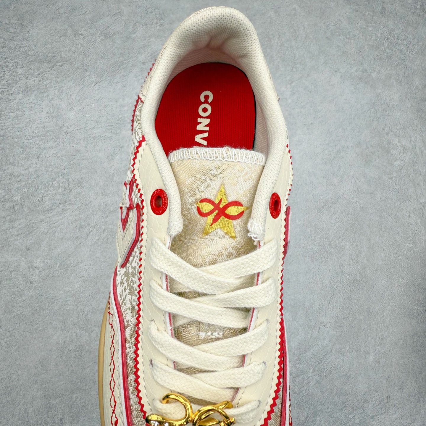 图片[5]-Converse Run Star Trainer 匡威蛇年限定 防滑耐磨德训鞋 鞋面采用多种材质精心组合，每一处纹理都散发着独特质感，上手一摸就能感受到匡威的匠心，走在街头，它就是最有辨识度的存在。 鞋身的红色缝线堪称点睛之笔，在整体沉稳的色调中强势点亮，让这双鞋告别单调，充满了潮流感。 最亮点的是“鞋带珠宝”装饰，这个小细节真的太赞了！珠宝点缀，让这双鞋潮出圈。 货号：A13344C 尺码：35 36 37 37.5 38 38.5 39 40 40.5 41 42 42.5 43 44 ⚠️注意尺码-选品中心