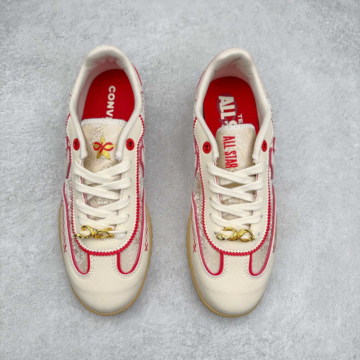 图片[2]-Converse Run Star Trainer 匡威蛇年限定 防滑耐磨德训鞋 鞋面采用多种材质精心组合，每一处纹理都散发着独特质感，上手一摸就能感受到匡威的匠心，走在街头，它就是最有辨识度的存在。 鞋身的红色缝线堪称点睛之笔，在整体沉稳的色调中强势点亮，让这双鞋告别单调，充满了潮流感。 最亮点的是“鞋带珠宝”装饰，这个小细节真的太赞了！珠宝点缀，让这双鞋潮出圈。 货号：A13344C 尺码：35 36 37 37.5 38 38.5 39 40 40.5 41 42 42.5 43 44 ⚠️注意尺码-选品中心