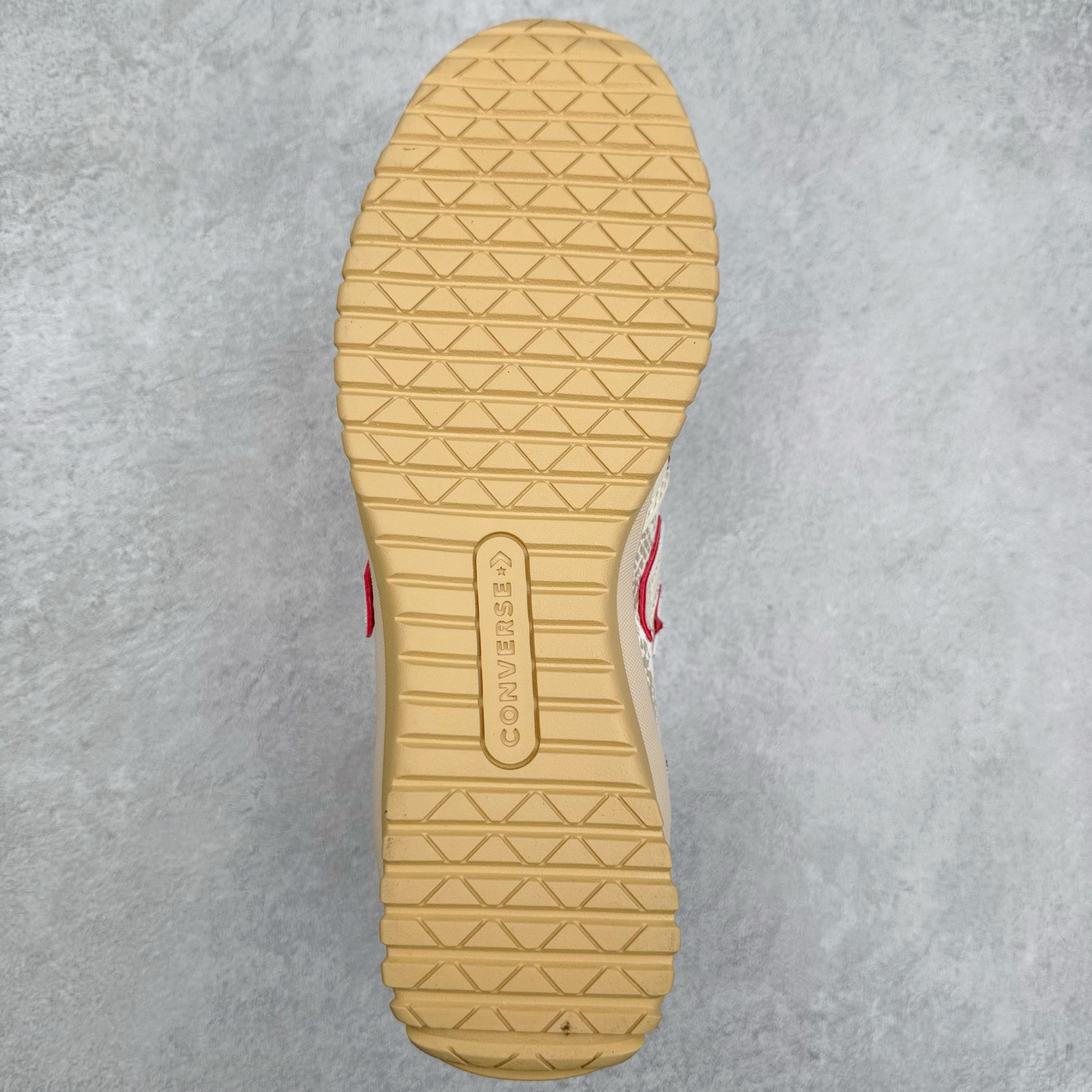 图片[9]-Converse Run Star Trainer 匡威蛇年限定 防滑耐磨德训鞋 鞋面采用多种材质精心组合，每一处纹理都散发着独特质感，上手一摸就能感受到匡威的匠心，走在街头，它就是最有辨识度的存在。 鞋身的红色缝线堪称点睛之笔，在整体沉稳的色调中强势点亮，让这双鞋告别单调，充满了潮流感。 最亮点的是“鞋带珠宝”装饰，这个小细节真的太赞了！珠宝点缀，让这双鞋潮出圈。 货号：A13344C 尺码：35 36 37 37.5 38 38.5 39 40 40.5 41 42 42.5 43 44 ⚠️注意尺码-选品中心