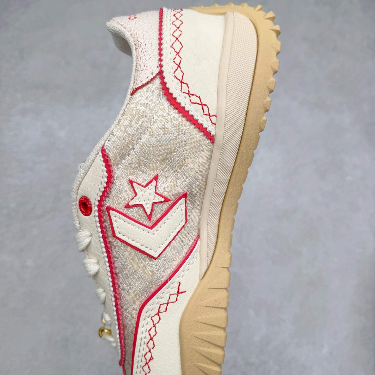 图片[7]-Converse Run Star Trainer 匡威蛇年限定 防滑耐磨德训鞋 鞋面采用多种材质精心组合，每一处纹理都散发着独特质感，上手一摸就能感受到匡威的匠心，走在街头，它就是最有辨识度的存在。 鞋身的红色缝线堪称点睛之笔，在整体沉稳的色调中强势点亮，让这双鞋告别单调，充满了潮流感。 最亮点的是“鞋带珠宝”装饰，这个小细节真的太赞了！珠宝点缀，让这双鞋潮出圈。 货号：A13344C 尺码：35 36 37 37.5 38 38.5 39 40 40.5 41 42 42.5 43 44 ⚠️注意尺码-选品中心