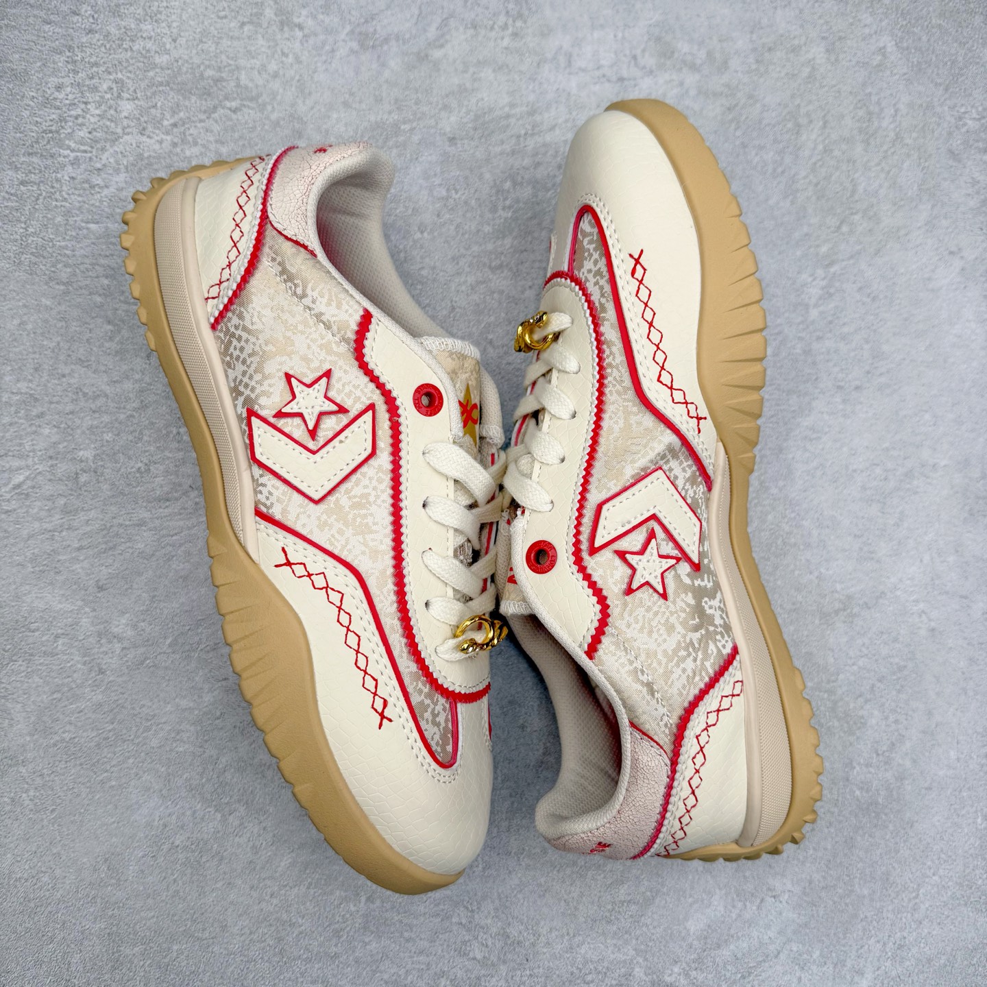 图片[3]-Converse Run Star Trainer 匡威蛇年限定 防滑耐磨德训鞋 鞋面采用多种材质精心组合，每一处纹理都散发着独特质感，上手一摸就能感受到匡威的匠心，走在街头，它就是最有辨识度的存在。 鞋身的红色缝线堪称点睛之笔，在整体沉稳的色调中强势点亮，让这双鞋告别单调，充满了潮流感。 最亮点的是“鞋带珠宝”装饰，这个小细节真的太赞了！珠宝点缀，让这双鞋潮出圈。 货号：A13344C 尺码：35 36 37 37.5 38 38.5 39 40 40.5 41 42 42.5 43 44 ⚠️注意尺码-选品中心