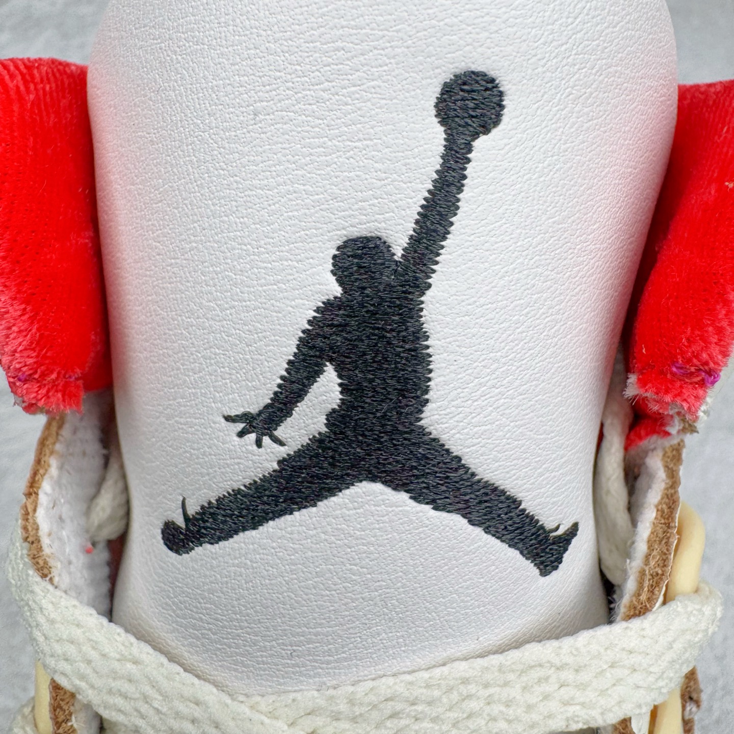 图片[14]-＃F版 Air Jordan AJ3 Retro 韩国限定 米白蓝红 IB1482-100 原楦原纸板开发 确保原汁原味 原厂皮料质感色泽绝无偏差 完美中底拉帮 原厂中底钢印 原档案大底 如假白送 大底纹路 气垫通透度PU的回弹性均百分百还原 原厂电绣鞋舌飞人刺绣针数立体讲究精细欢迎对比正品原鞋 尺码：36 36.5 37.5 38 38.5 39 40 40.5 41 42 42.5 43 44 44.5 45 46 47.5-选品中心