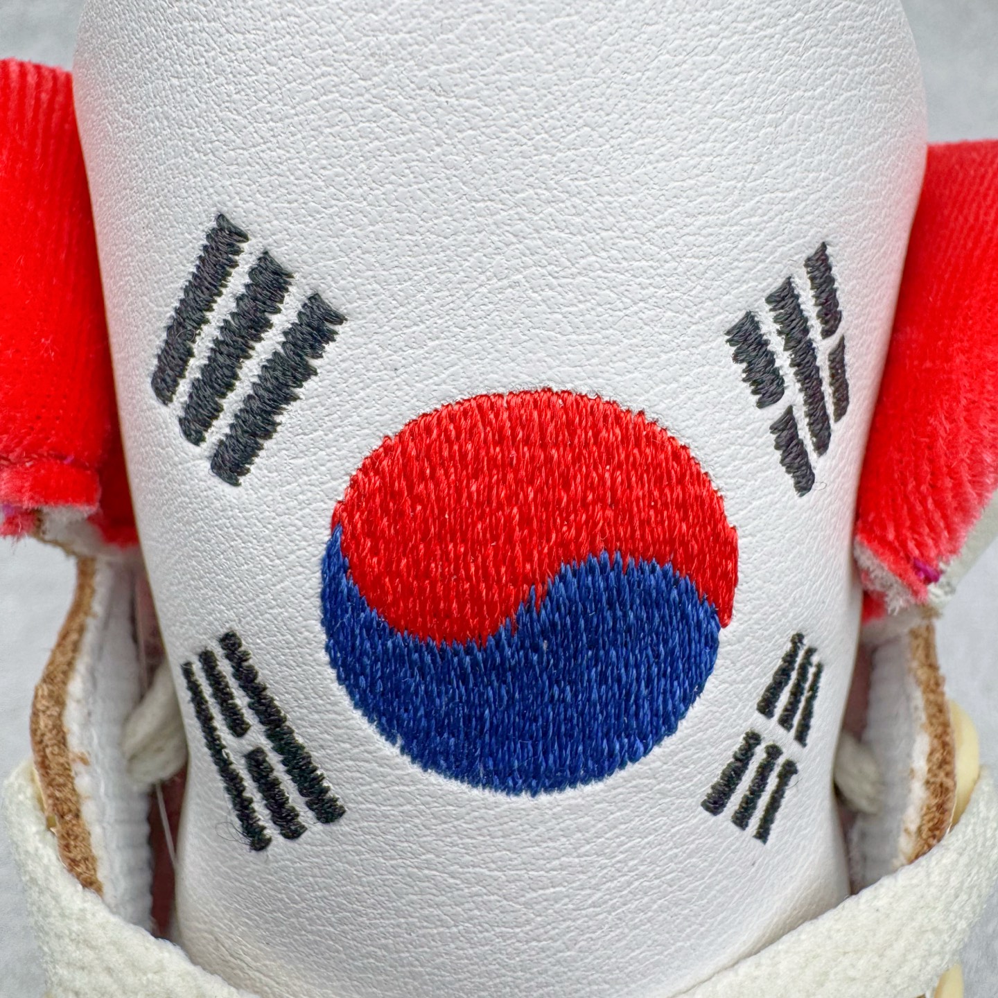 图片[10]-＃F版 Air Jordan AJ3 Retro 韩国限定 米白蓝红 IB1482-100 原楦原纸板开发 确保原汁原味 原厂皮料质感色泽绝无偏差 完美中底拉帮 原厂中底钢印 原档案大底 如假白送 大底纹路 气垫通透度PU的回弹性均百分百还原 原厂电绣鞋舌飞人刺绣针数立体讲究精细欢迎对比正品原鞋 尺码：36 36.5 37.5 38 38.5 39 40 40.5 41 42 42.5 43 44 44.5 45 46 47.5-选品中心