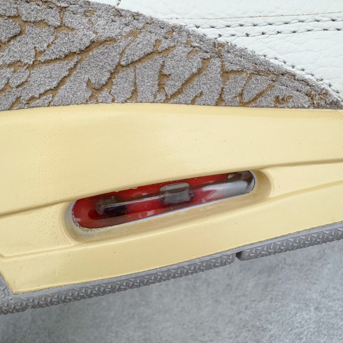 图片[18]-＃F版 Air Jordan AJ3 Retro 韩国限定 米白蓝红 IB1482-100 原楦原纸板开发 确保原汁原味 原厂皮料质感色泽绝无偏差 完美中底拉帮 原厂中底钢印 原档案大底 如假白送 大底纹路 气垫通透度PU的回弹性均百分百还原 原厂电绣鞋舌飞人刺绣针数立体讲究精细欢迎对比正品原鞋 尺码：36 36.5 37.5 38 38.5 39 40 40.5 41 42 42.5 43 44 44.5 45 46 47.5-选品中心