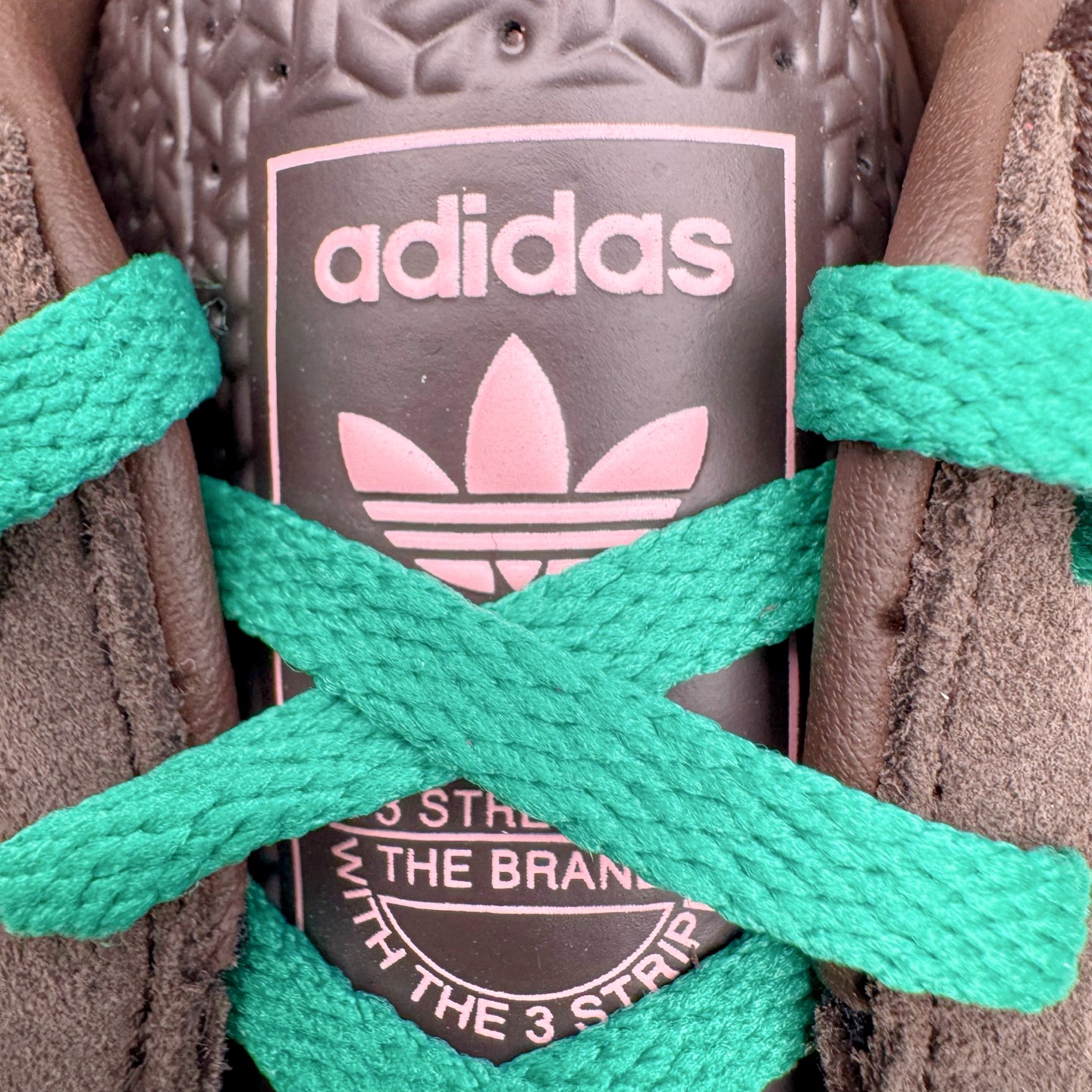 图片[17]-＃HP纯原 AD Original Gazelle Trainers 瞪羚室内鞋系列低帮复古百搭休闲运动德训风板鞋 JI2714 高端零售特供批次 原厂定制长毛翻毛皮组合环保纤维革鞋面材质 内置环保海玻璃鞋垫 外置RB橡胶大底 产品品控稳定性领先行业 原厂全套原楦原纸板冲刀磨具开发 原厂皮料加持 原厂港宝加持定型后跟R度完美 将复古进行到底 简约流畅 三十年不变经典 这款Gazelle运动鞋 无论面料、配色、质感或设计 都只在重现其1991年原款的经典 皮革鞋面 撞色三条纹和鞋跟标的设计 力求呈现90年代的经典复古风潮 Samba火热的同时 也带动了其它的复古鞋型 Gazelle便是其中一只 Gazelle Indoor拥有包边更宽的T字型鞋头 更好的保护运动员的前掌 浓浓的复古氛围感 非常适合现在流行的Cleanfit风格 尺码：35.5 36 36⅔ 37⅓ 38 38⅔ 39⅓ 40 40⅔ 41⅓ 42 42⅔ 43⅓ 44 44⅔ 45-选品中心