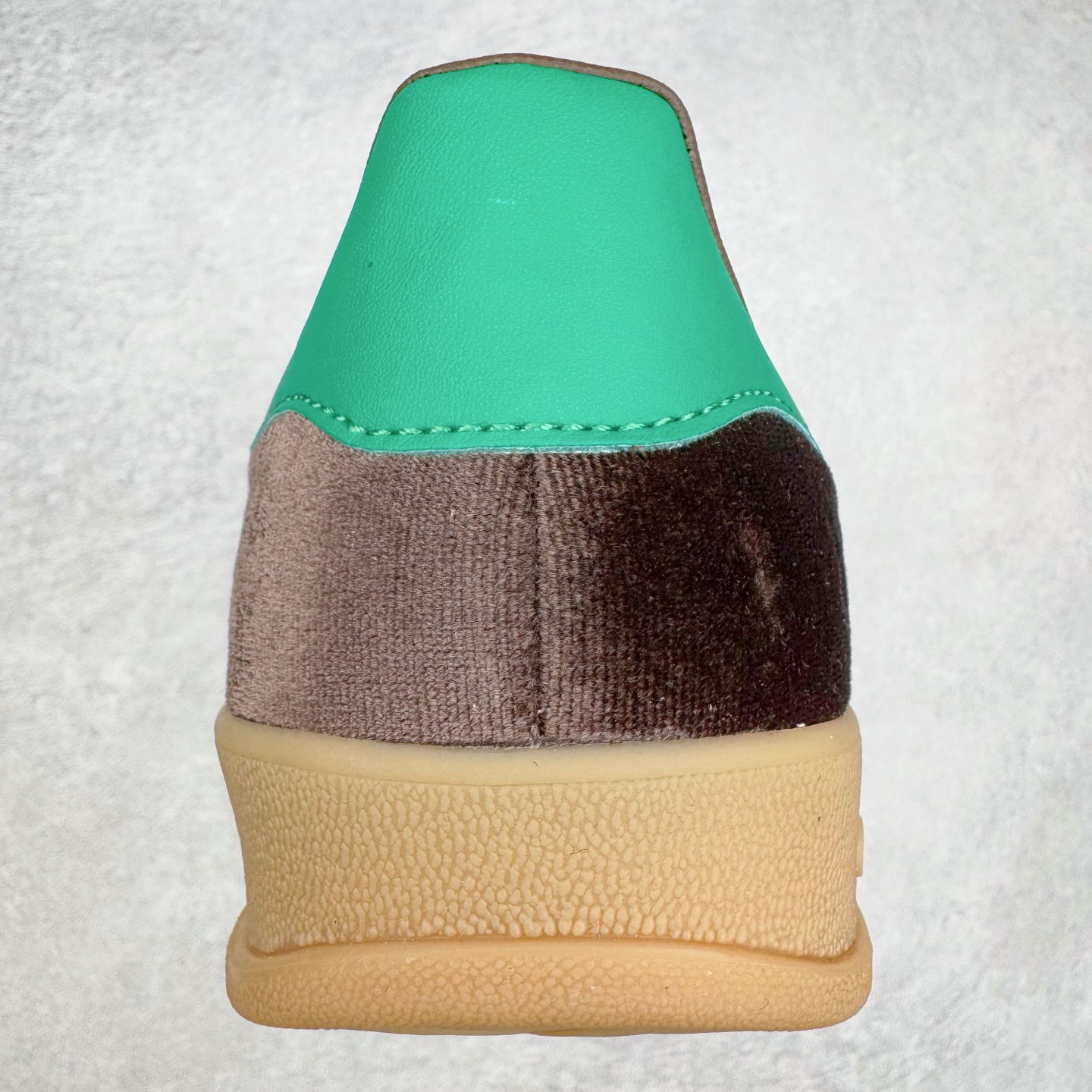 图片[8]-＃HP纯原 AD Original Gazelle Trainers 瞪羚室内鞋系列低帮复古百搭休闲运动德训风板鞋 JI2714 高端零售特供批次 原厂定制长毛翻毛皮组合环保纤维革鞋面材质 内置环保海玻璃鞋垫 外置RB橡胶大底 产品品控稳定性领先行业 原厂全套原楦原纸板冲刀磨具开发 原厂皮料加持 原厂港宝加持定型后跟R度完美 将复古进行到底 简约流畅 三十年不变经典 这款Gazelle运动鞋 无论面料、配色、质感或设计 都只在重现其1991年原款的经典 皮革鞋面 撞色三条纹和鞋跟标的设计 力求呈现90年代的经典复古风潮 Samba火热的同时 也带动了其它的复古鞋型 Gazelle便是其中一只 Gazelle Indoor拥有包边更宽的T字型鞋头 更好的保护运动员的前掌 浓浓的复古氛围感 非常适合现在流行的Cleanfit风格 尺码：35.5 36 36⅔ 37⅓ 38 38⅔ 39⅓ 40 40⅔ 41⅓ 42 42⅔ 43⅓ 44 44⅔ 45-选品中心