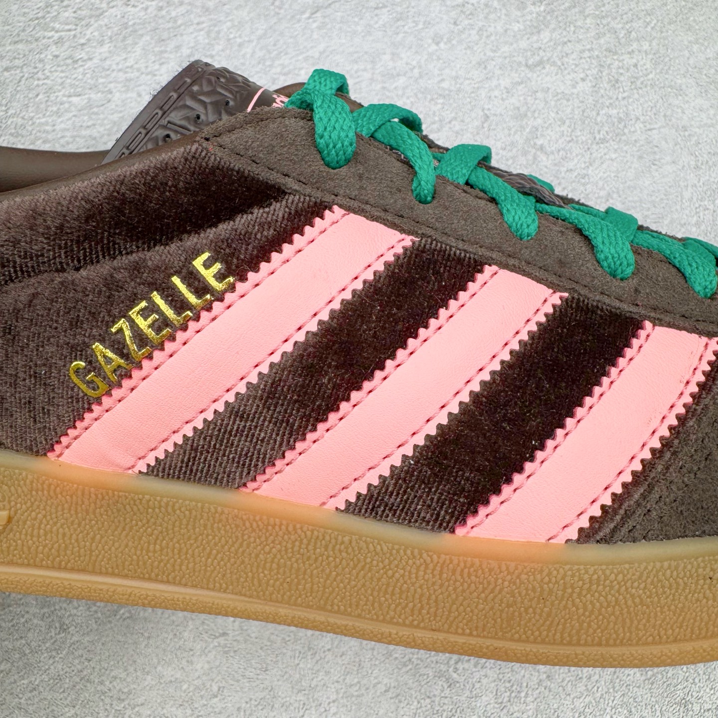 图片[10]-＃HP纯原 AD Original Gazelle Trainers 瞪羚室内鞋系列低帮复古百搭休闲运动德训风板鞋 JI2714 高端零售特供批次 原厂定制长毛翻毛皮组合环保纤维革鞋面材质 内置环保海玻璃鞋垫 外置RB橡胶大底 产品品控稳定性领先行业 原厂全套原楦原纸板冲刀磨具开发 原厂皮料加持 原厂港宝加持定型后跟R度完美 将复古进行到底 简约流畅 三十年不变经典 这款Gazelle运动鞋 无论面料、配色、质感或设计 都只在重现其1991年原款的经典 皮革鞋面 撞色三条纹和鞋跟标的设计 力求呈现90年代的经典复古风潮 Samba火热的同时 也带动了其它的复古鞋型 Gazelle便是其中一只 Gazelle Indoor拥有包边更宽的T字型鞋头 更好的保护运动员的前掌 浓浓的复古氛围感 非常适合现在流行的Cleanfit风格 尺码：35.5 36 36⅔ 37⅓ 38 38⅔ 39⅓ 40 40⅔ 41⅓ 42 42⅔ 43⅓ 44 44⅔ 45-选品中心