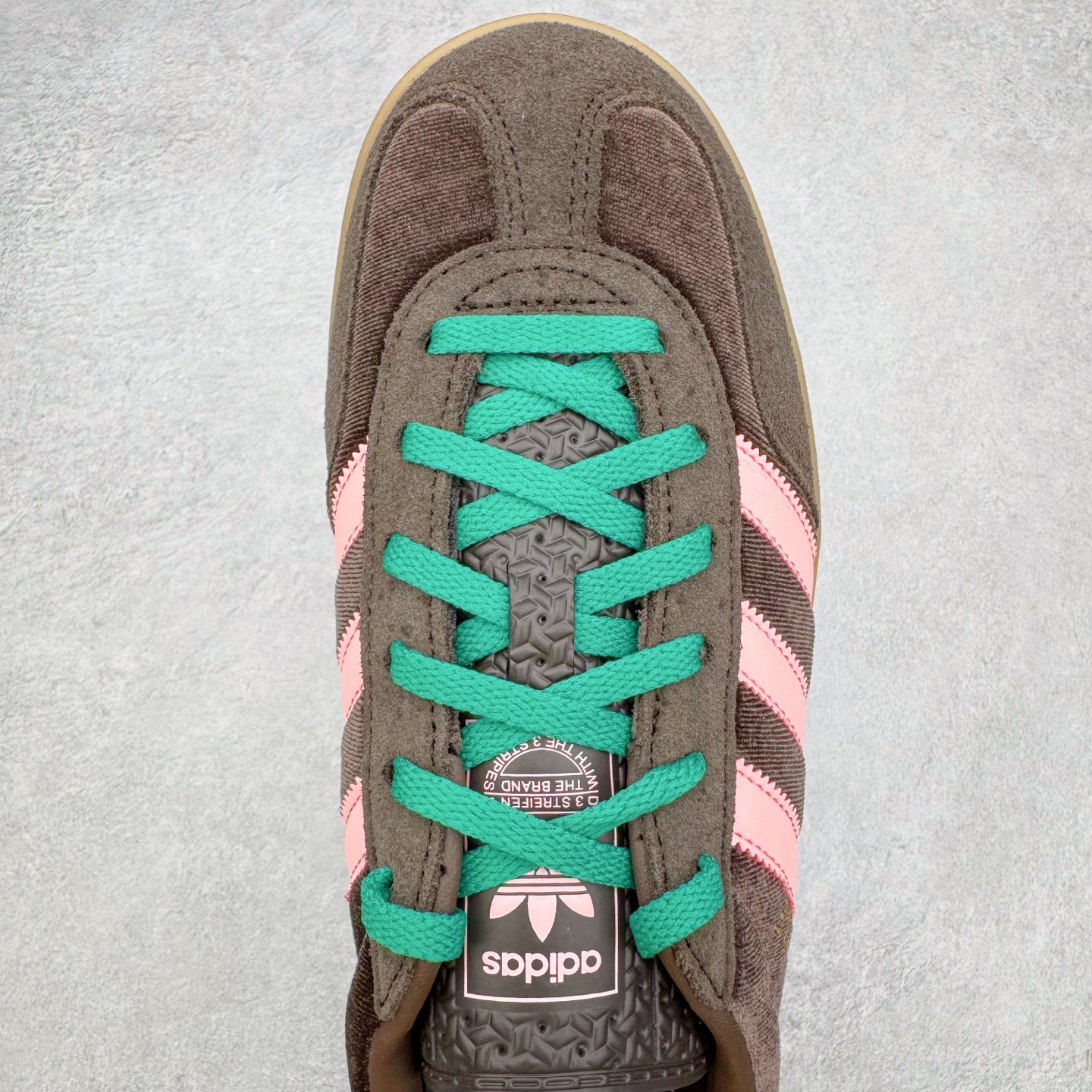 图片[4]-＃HP纯原 AD Original Gazelle Trainers 瞪羚室内鞋系列低帮复古百搭休闲运动德训风板鞋 JI2714 高端零售特供批次 原厂定制长毛翻毛皮组合环保纤维革鞋面材质 内置环保海玻璃鞋垫 外置RB橡胶大底 产品品控稳定性领先行业 原厂全套原楦原纸板冲刀磨具开发 原厂皮料加持 原厂港宝加持定型后跟R度完美 将复古进行到底 简约流畅 三十年不变经典 这款Gazelle运动鞋 无论面料、配色、质感或设计 都只在重现其1991年原款的经典 皮革鞋面 撞色三条纹和鞋跟标的设计 力求呈现90年代的经典复古风潮 Samba火热的同时 也带动了其它的复古鞋型 Gazelle便是其中一只 Gazelle Indoor拥有包边更宽的T字型鞋头 更好的保护运动员的前掌 浓浓的复古氛围感 非常适合现在流行的Cleanfit风格 尺码：35.5 36 36⅔ 37⅓ 38 38⅔ 39⅓ 40 40⅔ 41⅓ 42 42⅔ 43⅓ 44 44⅔ 45-选品中心