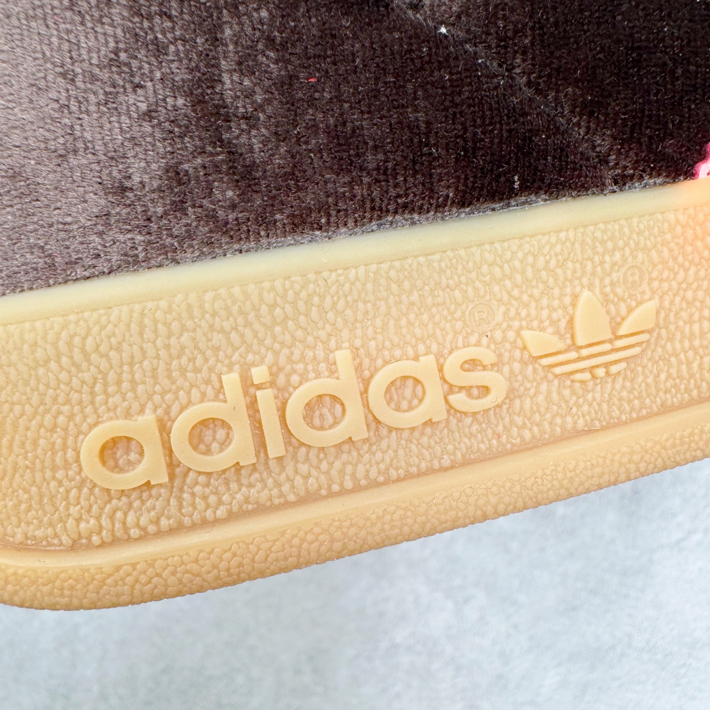 图片[13]-＃HP纯原 AD Original Gazelle Trainers 瞪羚室内鞋系列低帮复古百搭休闲运动德训风板鞋 JI2714 高端零售特供批次 原厂定制长毛翻毛皮组合环保纤维革鞋面材质 内置环保海玻璃鞋垫 外置RB橡胶大底 产品品控稳定性领先行业 原厂全套原楦原纸板冲刀磨具开发 原厂皮料加持 原厂港宝加持定型后跟R度完美 将复古进行到底 简约流畅 三十年不变经典 这款Gazelle运动鞋 无论面料、配色、质感或设计 都只在重现其1991年原款的经典 皮革鞋面 撞色三条纹和鞋跟标的设计 力求呈现90年代的经典复古风潮 Samba火热的同时 也带动了其它的复古鞋型 Gazelle便是其中一只 Gazelle Indoor拥有包边更宽的T字型鞋头 更好的保护运动员的前掌 浓浓的复古氛围感 非常适合现在流行的Cleanfit风格 尺码：35.5 36 36⅔ 37⅓ 38 38⅔ 39⅓ 40 40⅔ 41⅓ 42 42⅔ 43⅓ 44 44⅔ 45-选品中心