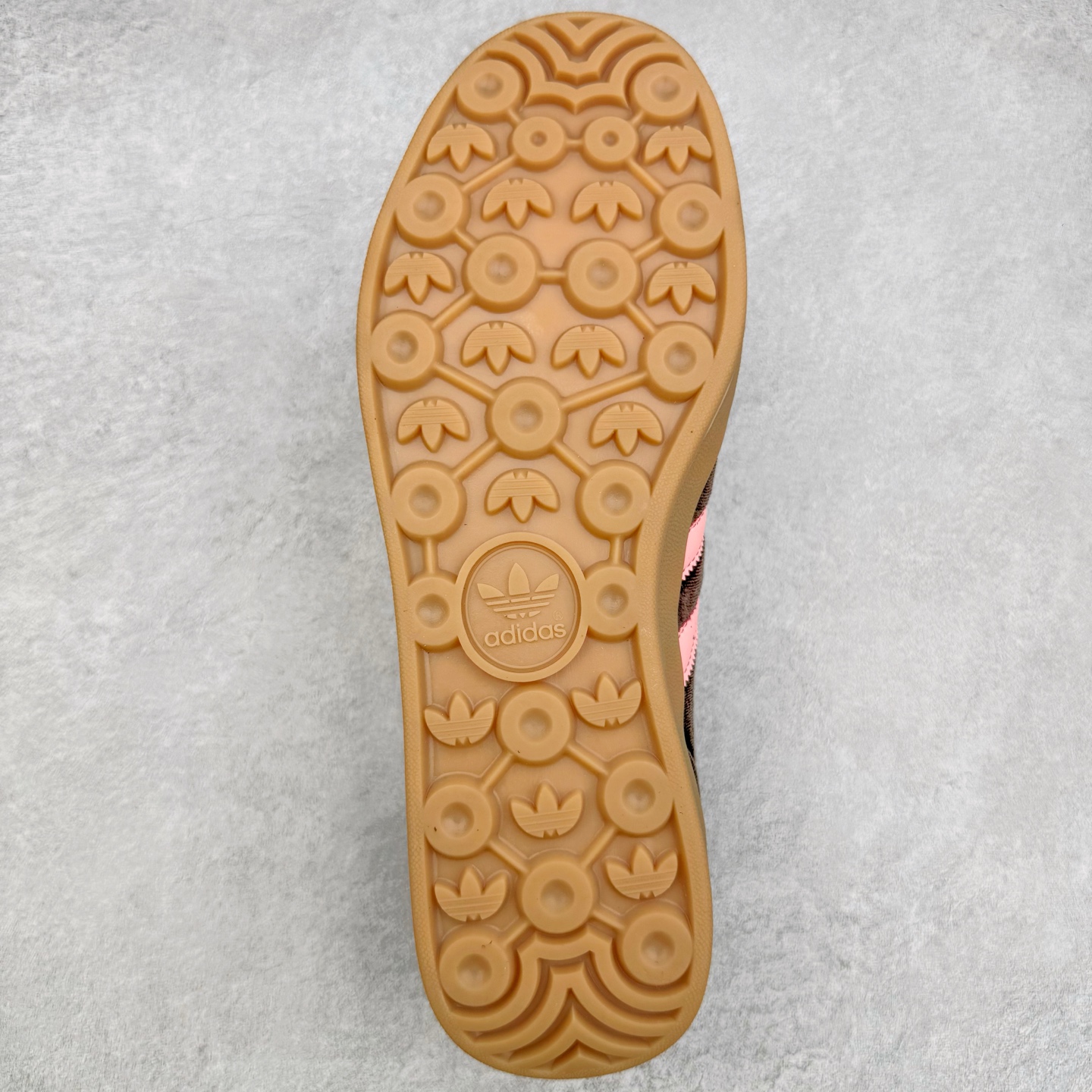 图片[9]-＃HP纯原 AD Original Gazelle Trainers 瞪羚室内鞋系列低帮复古百搭休闲运动德训风板鞋 JI2714 高端零售特供批次 原厂定制长毛翻毛皮组合环保纤维革鞋面材质 内置环保海玻璃鞋垫 外置RB橡胶大底 产品品控稳定性领先行业 原厂全套原楦原纸板冲刀磨具开发 原厂皮料加持 原厂港宝加持定型后跟R度完美 将复古进行到底 简约流畅 三十年不变经典 这款Gazelle运动鞋 无论面料、配色、质感或设计 都只在重现其1991年原款的经典 皮革鞋面 撞色三条纹和鞋跟标的设计 力求呈现90年代的经典复古风潮 Samba火热的同时 也带动了其它的复古鞋型 Gazelle便是其中一只 Gazelle Indoor拥有包边更宽的T字型鞋头 更好的保护运动员的前掌 浓浓的复古氛围感 非常适合现在流行的Cleanfit风格 尺码：35.5 36 36⅔ 37⅓ 38 38⅔ 39⅓ 40 40⅔ 41⅓ 42 42⅔ 43⅓ 44 44⅔ 45-选品中心