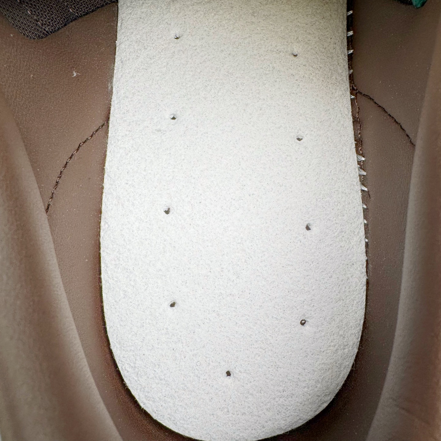 图片[19]-＃HP纯原 AD Original Gazelle Trainers 瞪羚室内鞋系列低帮复古百搭休闲运动德训风板鞋 JI2714 高端零售特供批次 原厂定制长毛翻毛皮组合环保纤维革鞋面材质 内置环保海玻璃鞋垫 外置RB橡胶大底 产品品控稳定性领先行业 原厂全套原楦原纸板冲刀磨具开发 原厂皮料加持 原厂港宝加持定型后跟R度完美 将复古进行到底 简约流畅 三十年不变经典 这款Gazelle运动鞋 无论面料、配色、质感或设计 都只在重现其1991年原款的经典 皮革鞋面 撞色三条纹和鞋跟标的设计 力求呈现90年代的经典复古风潮 Samba火热的同时 也带动了其它的复古鞋型 Gazelle便是其中一只 Gazelle Indoor拥有包边更宽的T字型鞋头 更好的保护运动员的前掌 浓浓的复古氛围感 非常适合现在流行的Cleanfit风格 尺码：35.5 36 36⅔ 37⅓ 38 38⅔ 39⅓ 40 40⅔ 41⅓ 42 42⅔ 43⅓ 44 44⅔ 45-选品中心