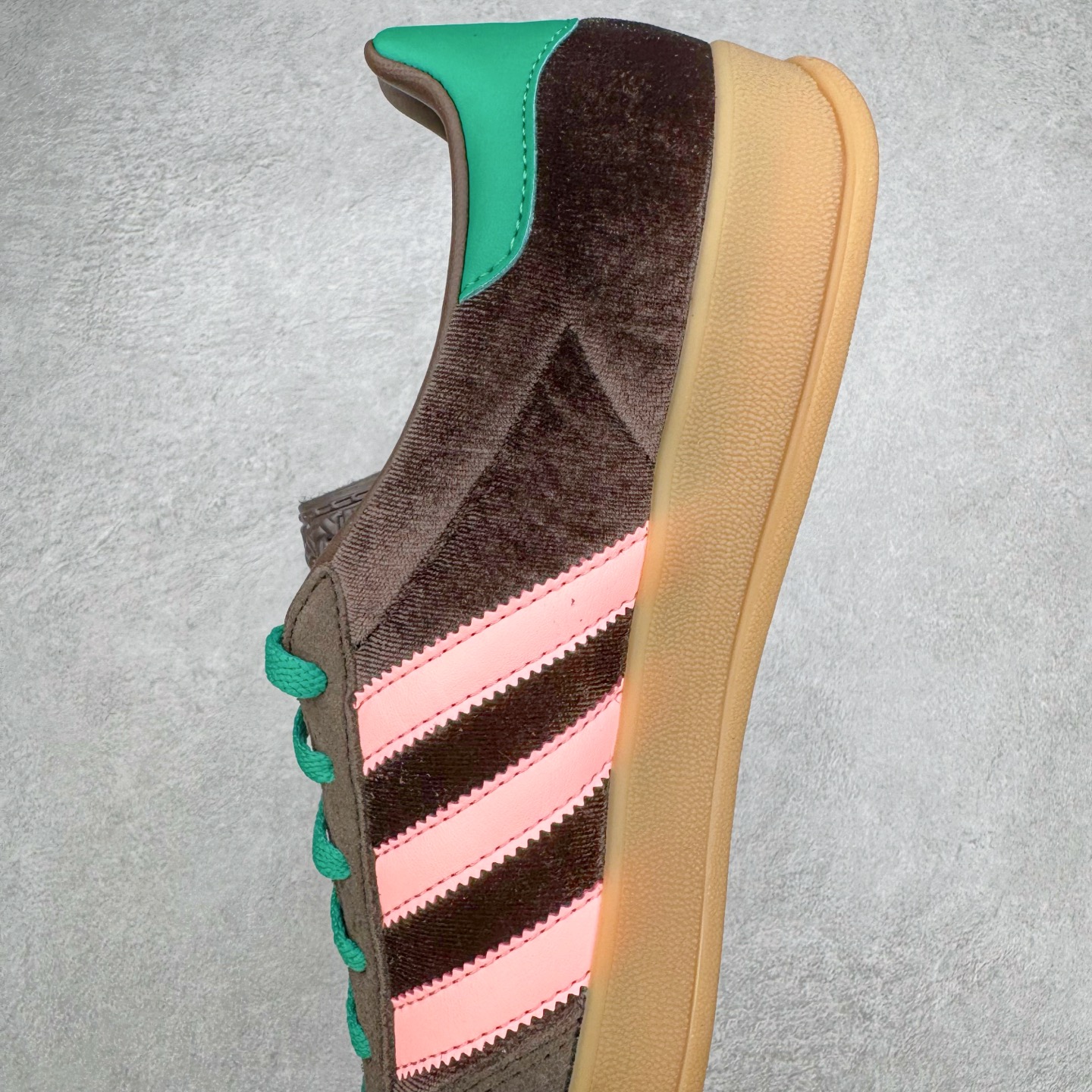 图片[7]-＃HP纯原 AD Original Gazelle Trainers 瞪羚室内鞋系列低帮复古百搭休闲运动德训风板鞋 JI2714 高端零售特供批次 原厂定制长毛翻毛皮组合环保纤维革鞋面材质 内置环保海玻璃鞋垫 外置RB橡胶大底 产品品控稳定性领先行业 原厂全套原楦原纸板冲刀磨具开发 原厂皮料加持 原厂港宝加持定型后跟R度完美 将复古进行到底 简约流畅 三十年不变经典 这款Gazelle运动鞋 无论面料、配色、质感或设计 都只在重现其1991年原款的经典 皮革鞋面 撞色三条纹和鞋跟标的设计 力求呈现90年代的经典复古风潮 Samba火热的同时 也带动了其它的复古鞋型 Gazelle便是其中一只 Gazelle Indoor拥有包边更宽的T字型鞋头 更好的保护运动员的前掌 浓浓的复古氛围感 非常适合现在流行的Cleanfit风格 尺码：35.5 36 36⅔ 37⅓ 38 38⅔ 39⅓ 40 40⅔ 41⅓ 42 42⅔ 43⅓ 44 44⅔ 45-选品中心