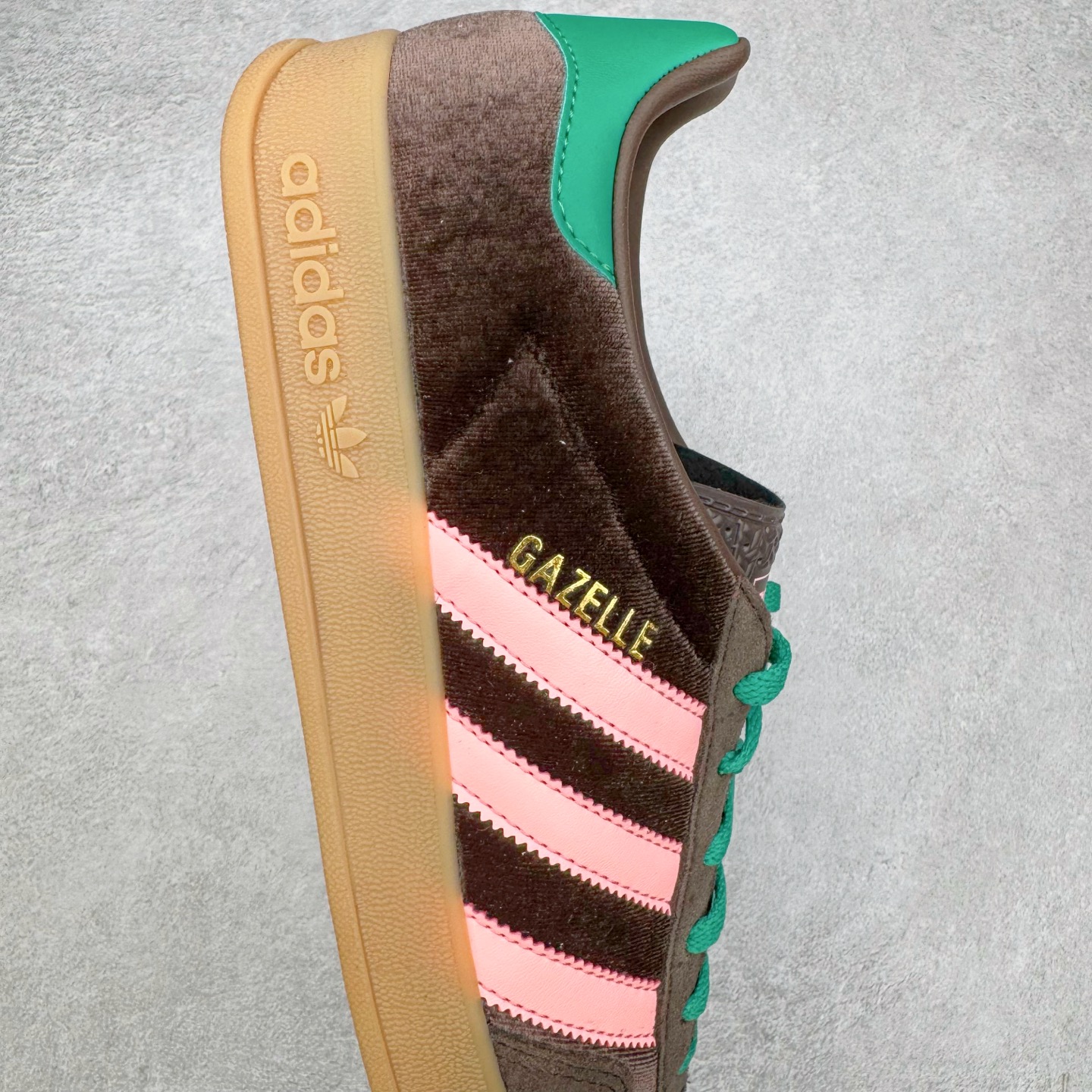 图片[6]-＃HP纯原 AD Original Gazelle Trainers 瞪羚室内鞋系列低帮复古百搭休闲运动德训风板鞋 JI2714 高端零售特供批次 原厂定制长毛翻毛皮组合环保纤维革鞋面材质 内置环保海玻璃鞋垫 外置RB橡胶大底 产品品控稳定性领先行业 原厂全套原楦原纸板冲刀磨具开发 原厂皮料加持 原厂港宝加持定型后跟R度完美 将复古进行到底 简约流畅 三十年不变经典 这款Gazelle运动鞋 无论面料、配色、质感或设计 都只在重现其1991年原款的经典 皮革鞋面 撞色三条纹和鞋跟标的设计 力求呈现90年代的经典复古风潮 Samba火热的同时 也带动了其它的复古鞋型 Gazelle便是其中一只 Gazelle Indoor拥有包边更宽的T字型鞋头 更好的保护运动员的前掌 浓浓的复古氛围感 非常适合现在流行的Cleanfit风格 尺码：35.5 36 36⅔ 37⅓ 38 38⅔ 39⅓ 40 40⅔ 41⅓ 42 42⅔ 43⅓ 44 44⅔ 45-选品中心