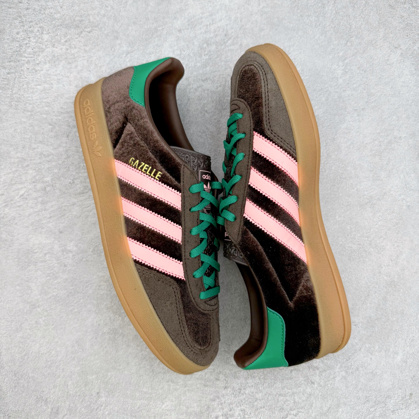 图片[3]-＃HP纯原 AD Original Gazelle Trainers 瞪羚室内鞋系列低帮复古百搭休闲运动德训风板鞋 JI2714 高端零售特供批次 原厂定制长毛翻毛皮组合环保纤维革鞋面材质 内置环保海玻璃鞋垫 外置RB橡胶大底 产品品控稳定性领先行业 原厂全套原楦原纸板冲刀磨具开发 原厂皮料加持 原厂港宝加持定型后跟R度完美 将复古进行到底 简约流畅 三十年不变经典 这款Gazelle运动鞋 无论面料、配色、质感或设计 都只在重现其1991年原款的经典 皮革鞋面 撞色三条纹和鞋跟标的设计 力求呈现90年代的经典复古风潮 Samba火热的同时 也带动了其它的复古鞋型 Gazelle便是其中一只 Gazelle Indoor拥有包边更宽的T字型鞋头 更好的保护运动员的前掌 浓浓的复古氛围感 非常适合现在流行的Cleanfit风格 尺码：35.5 36 36⅔ 37⅓ 38 38⅔ 39⅓ 40 40⅔ 41⅓ 42 42⅔ 43⅓ 44 44⅔ 45-选品中心