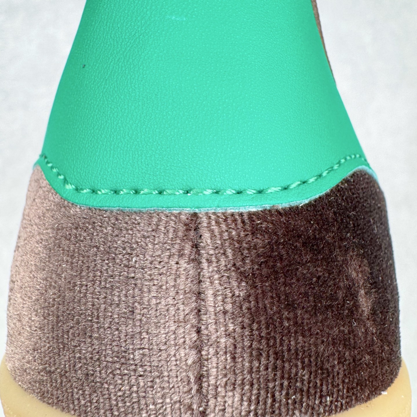 图片[12]-＃HP纯原 AD Original Gazelle Trainers 瞪羚室内鞋系列低帮复古百搭休闲运动德训风板鞋 JI2714 高端零售特供批次 原厂定制长毛翻毛皮组合环保纤维革鞋面材质 内置环保海玻璃鞋垫 外置RB橡胶大底 产品品控稳定性领先行业 原厂全套原楦原纸板冲刀磨具开发 原厂皮料加持 原厂港宝加持定型后跟R度完美 将复古进行到底 简约流畅 三十年不变经典 这款Gazelle运动鞋 无论面料、配色、质感或设计 都只在重现其1991年原款的经典 皮革鞋面 撞色三条纹和鞋跟标的设计 力求呈现90年代的经典复古风潮 Samba火热的同时 也带动了其它的复古鞋型 Gazelle便是其中一只 Gazelle Indoor拥有包边更宽的T字型鞋头 更好的保护运动员的前掌 浓浓的复古氛围感 非常适合现在流行的Cleanfit风格 尺码：35.5 36 36⅔ 37⅓ 38 38⅔ 39⅓ 40 40⅔ 41⅓ 42 42⅔ 43⅓ 44 44⅔ 45-选品中心