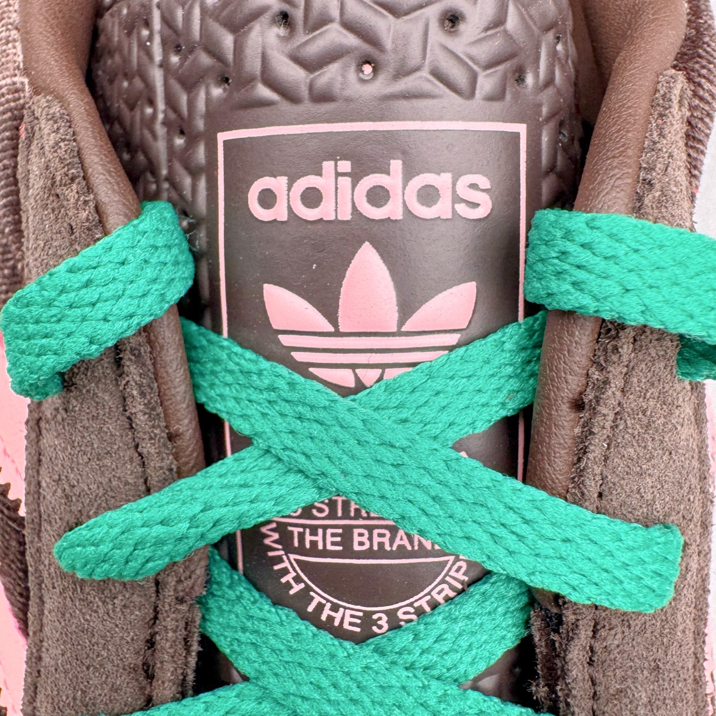 图片[15]-＃HP纯原 AD Original Gazelle Trainers 瞪羚室内鞋系列低帮复古百搭休闲运动德训风板鞋 JI2714 高端零售特供批次 原厂定制长毛翻毛皮组合环保纤维革鞋面材质 内置环保海玻璃鞋垫 外置RB橡胶大底 产品品控稳定性领先行业 原厂全套原楦原纸板冲刀磨具开发 原厂皮料加持 原厂港宝加持定型后跟R度完美 将复古进行到底 简约流畅 三十年不变经典 这款Gazelle运动鞋 无论面料、配色、质感或设计 都只在重现其1991年原款的经典 皮革鞋面 撞色三条纹和鞋跟标的设计 力求呈现90年代的经典复古风潮 Samba火热的同时 也带动了其它的复古鞋型 Gazelle便是其中一只 Gazelle Indoor拥有包边更宽的T字型鞋头 更好的保护运动员的前掌 浓浓的复古氛围感 非常适合现在流行的Cleanfit风格 尺码：35.5 36 36⅔ 37⅓ 38 38⅔ 39⅓ 40 40⅔ 41⅓ 42 42⅔ 43⅓ 44 44⅔ 45-选品中心