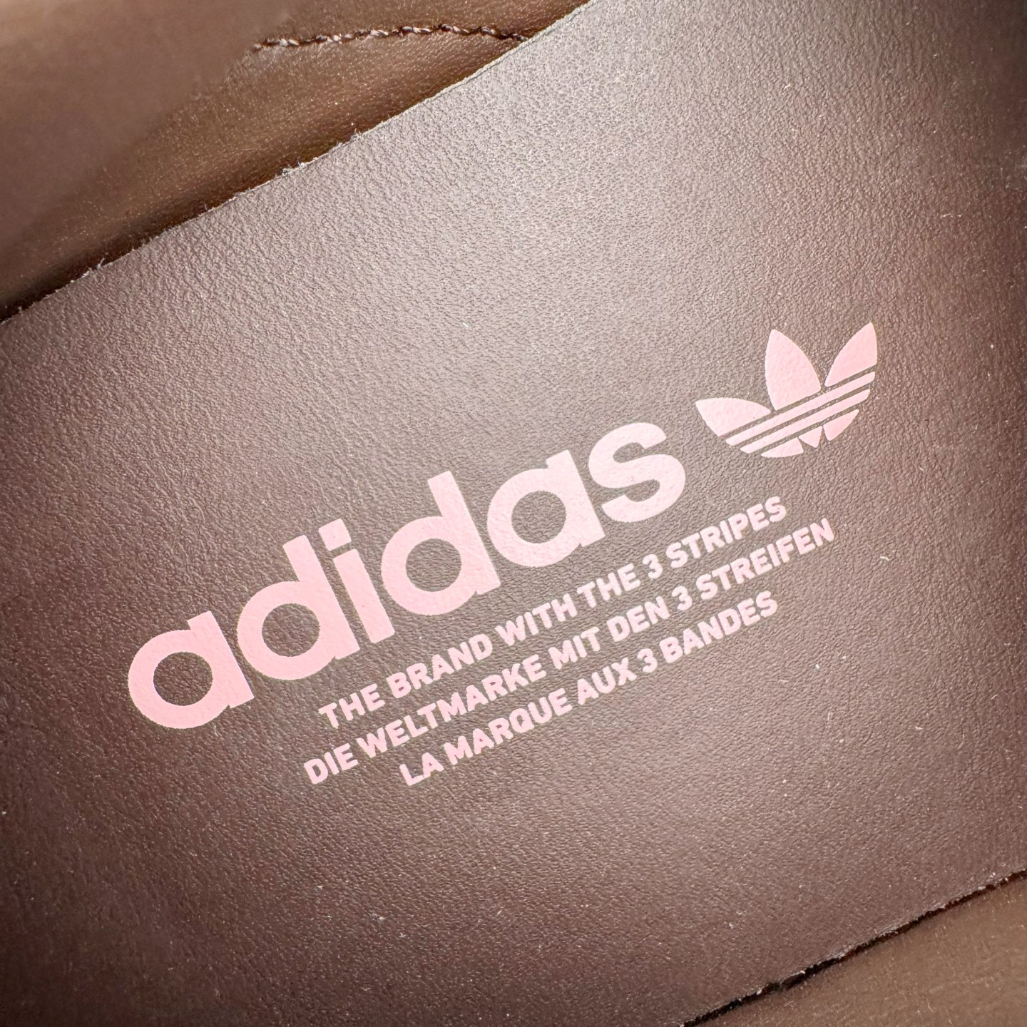 图片[16]-＃HP纯原 AD Original Gazelle Trainers 瞪羚室内鞋系列低帮复古百搭休闲运动德训风板鞋 JI2714 高端零售特供批次 原厂定制长毛翻毛皮组合环保纤维革鞋面材质 内置环保海玻璃鞋垫 外置RB橡胶大底 产品品控稳定性领先行业 原厂全套原楦原纸板冲刀磨具开发 原厂皮料加持 原厂港宝加持定型后跟R度完美 将复古进行到底 简约流畅 三十年不变经典 这款Gazelle运动鞋 无论面料、配色、质感或设计 都只在重现其1991年原款的经典 皮革鞋面 撞色三条纹和鞋跟标的设计 力求呈现90年代的经典复古风潮 Samba火热的同时 也带动了其它的复古鞋型 Gazelle便是其中一只 Gazelle Indoor拥有包边更宽的T字型鞋头 更好的保护运动员的前掌 浓浓的复古氛围感 非常适合现在流行的Cleanfit风格 尺码：35.5 36 36⅔ 37⅓ 38 38⅔ 39⅓ 40 40⅔ 41⅓ 42 42⅔ 43⅓ 44 44⅔ 45-选品中心