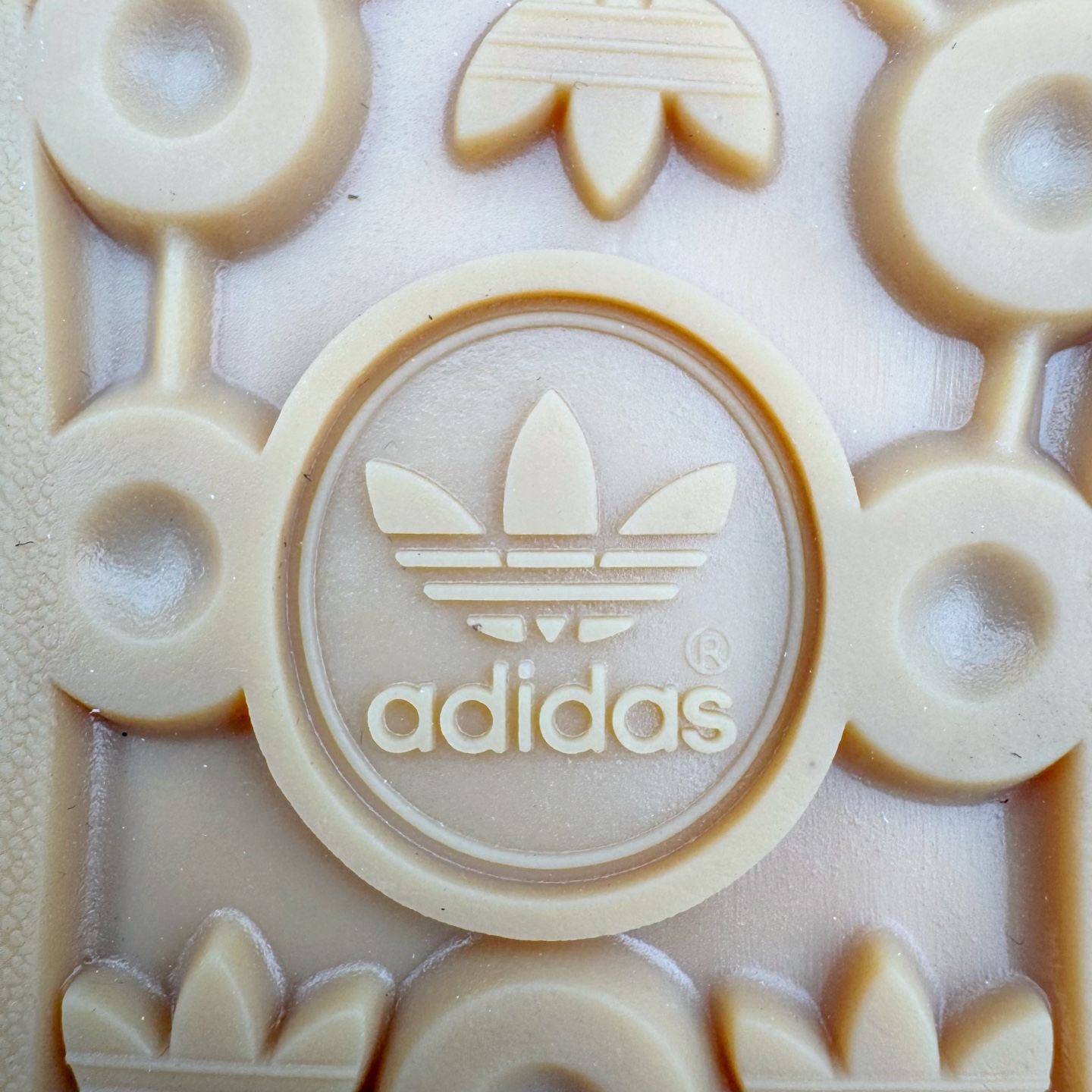 图片[11]-＃HP纯原 AD Original Gazelle Trainers 瞪羚室内鞋系列低帮复古百搭休闲运动德训风板鞋 JI2714 高端零售特供批次 原厂定制长毛翻毛皮组合环保纤维革鞋面材质 内置环保海玻璃鞋垫 外置RB橡胶大底 产品品控稳定性领先行业 原厂全套原楦原纸板冲刀磨具开发 原厂皮料加持 原厂港宝加持定型后跟R度完美 将复古进行到底 简约流畅 三十年不变经典 这款Gazelle运动鞋 无论面料、配色、质感或设计 都只在重现其1991年原款的经典 皮革鞋面 撞色三条纹和鞋跟标的设计 力求呈现90年代的经典复古风潮 Samba火热的同时 也带动了其它的复古鞋型 Gazelle便是其中一只 Gazelle Indoor拥有包边更宽的T字型鞋头 更好的保护运动员的前掌 浓浓的复古氛围感 非常适合现在流行的Cleanfit风格 尺码：35.5 36 36⅔ 37⅓ 38 38⅔ 39⅓ 40 40⅔ 41⅓ 42 42⅔ 43⅓ 44 44⅔ 45-选品中心