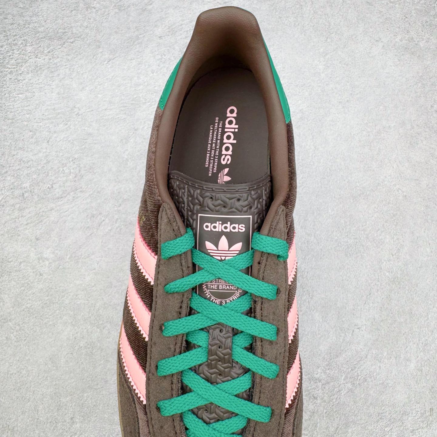 图片[5]-＃HP纯原 AD Original Gazelle Trainers 瞪羚室内鞋系列低帮复古百搭休闲运动德训风板鞋 JI2714 高端零售特供批次 原厂定制长毛翻毛皮组合环保纤维革鞋面材质 内置环保海玻璃鞋垫 外置RB橡胶大底 产品品控稳定性领先行业 原厂全套原楦原纸板冲刀磨具开发 原厂皮料加持 原厂港宝加持定型后跟R度完美 将复古进行到底 简约流畅 三十年不变经典 这款Gazelle运动鞋 无论面料、配色、质感或设计 都只在重现其1991年原款的经典 皮革鞋面 撞色三条纹和鞋跟标的设计 力求呈现90年代的经典复古风潮 Samba火热的同时 也带动了其它的复古鞋型 Gazelle便是其中一只 Gazelle Indoor拥有包边更宽的T字型鞋头 更好的保护运动员的前掌 浓浓的复古氛围感 非常适合现在流行的Cleanfit风格 尺码：35.5 36 36⅔ 37⅓ 38 38⅔ 39⅓ 40 40⅔ 41⅓ 42 42⅔ 43⅓ 44 44⅔ 45-选品中心