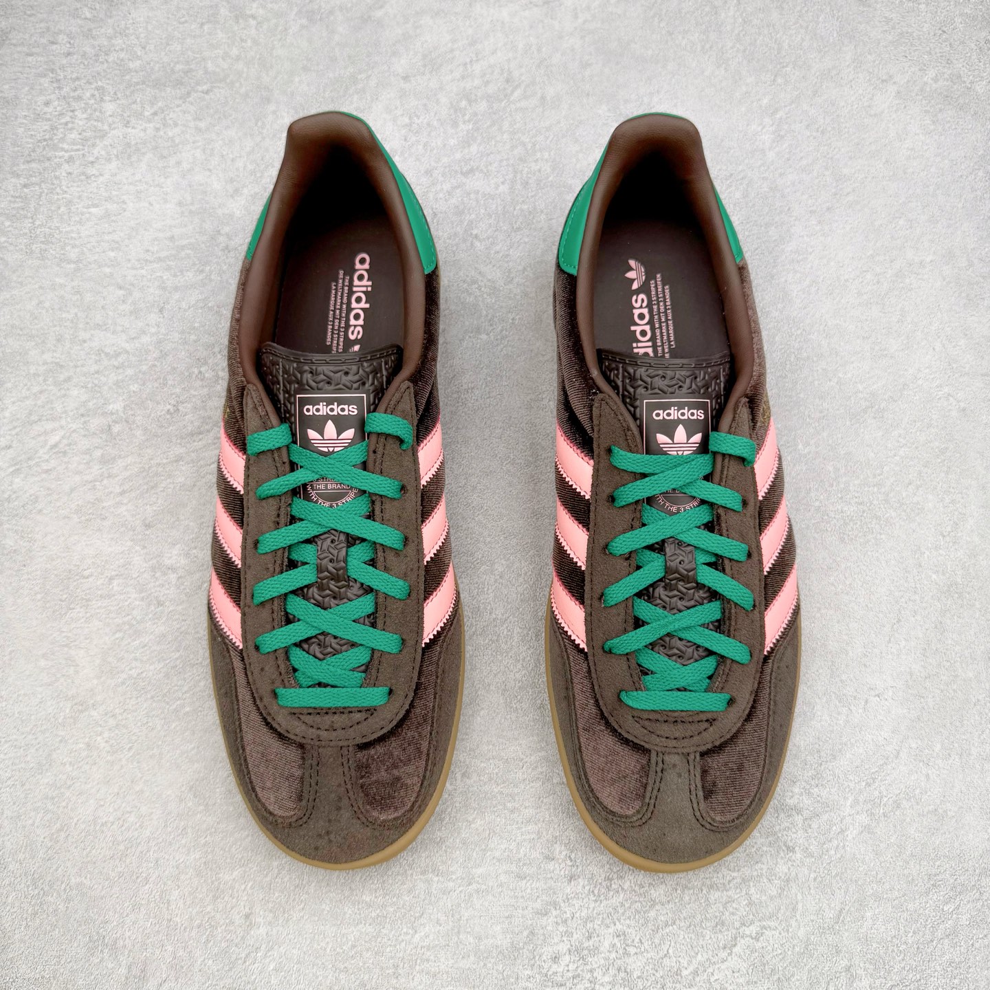 图片[2]-＃HP纯原 AD Original Gazelle Trainers 瞪羚室内鞋系列低帮复古百搭休闲运动德训风板鞋 JI2714 高端零售特供批次 原厂定制长毛翻毛皮组合环保纤维革鞋面材质 内置环保海玻璃鞋垫 外置RB橡胶大底 产品品控稳定性领先行业 原厂全套原楦原纸板冲刀磨具开发 原厂皮料加持 原厂港宝加持定型后跟R度完美 将复古进行到底 简约流畅 三十年不变经典 这款Gazelle运动鞋 无论面料、配色、质感或设计 都只在重现其1991年原款的经典 皮革鞋面 撞色三条纹和鞋跟标的设计 力求呈现90年代的经典复古风潮 Samba火热的同时 也带动了其它的复古鞋型 Gazelle便是其中一只 Gazelle Indoor拥有包边更宽的T字型鞋头 更好的保护运动员的前掌 浓浓的复古氛围感 非常适合现在流行的Cleanfit风格 尺码：35.5 36 36⅔ 37⅓ 38 38⅔ 39⅓ 40 40⅔ 41⅓ 42 42⅔ 43⅓ 44 44⅔ 45-选品中心