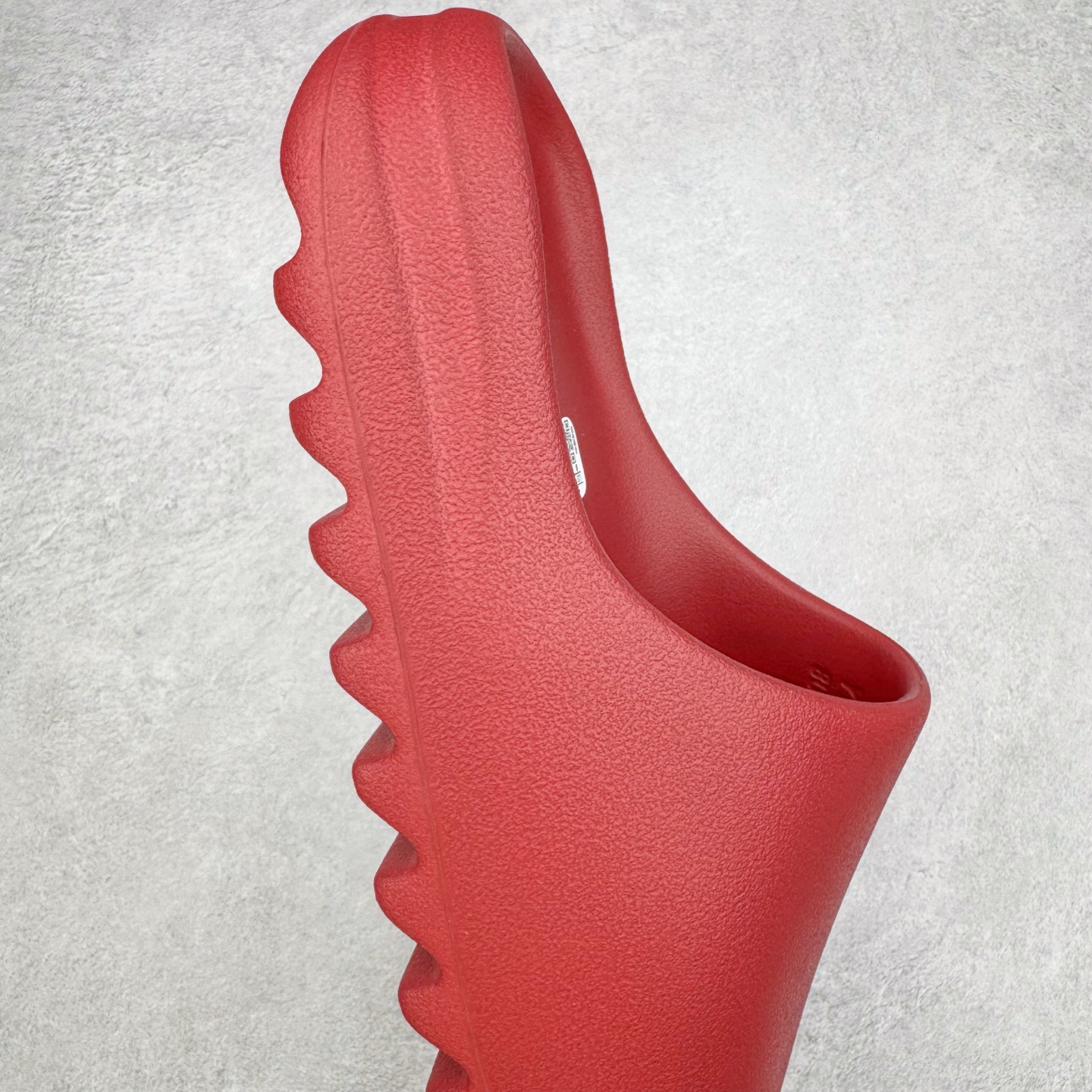 图片[6]-＃Lw纯原 YEEZY SLIDE 椰子拖鞋 大红 ID5988 同源公司EVA粒子环保塑料 原厂指令配方 弹性卡色均保持原鞋一致 匠心打造 采用原厂进口MD全套模具打造 全套原楦头 鞋口弧度大小 鞋面色泽质感同步原鞋 LOGO内侧钢印清晰工整 原厂定制原标 同比ZP 符合人体设计 独家开发至48.5码 尺码：36 37 38 39 40.5 42 43 44.5 46 47 48.5-选品中心