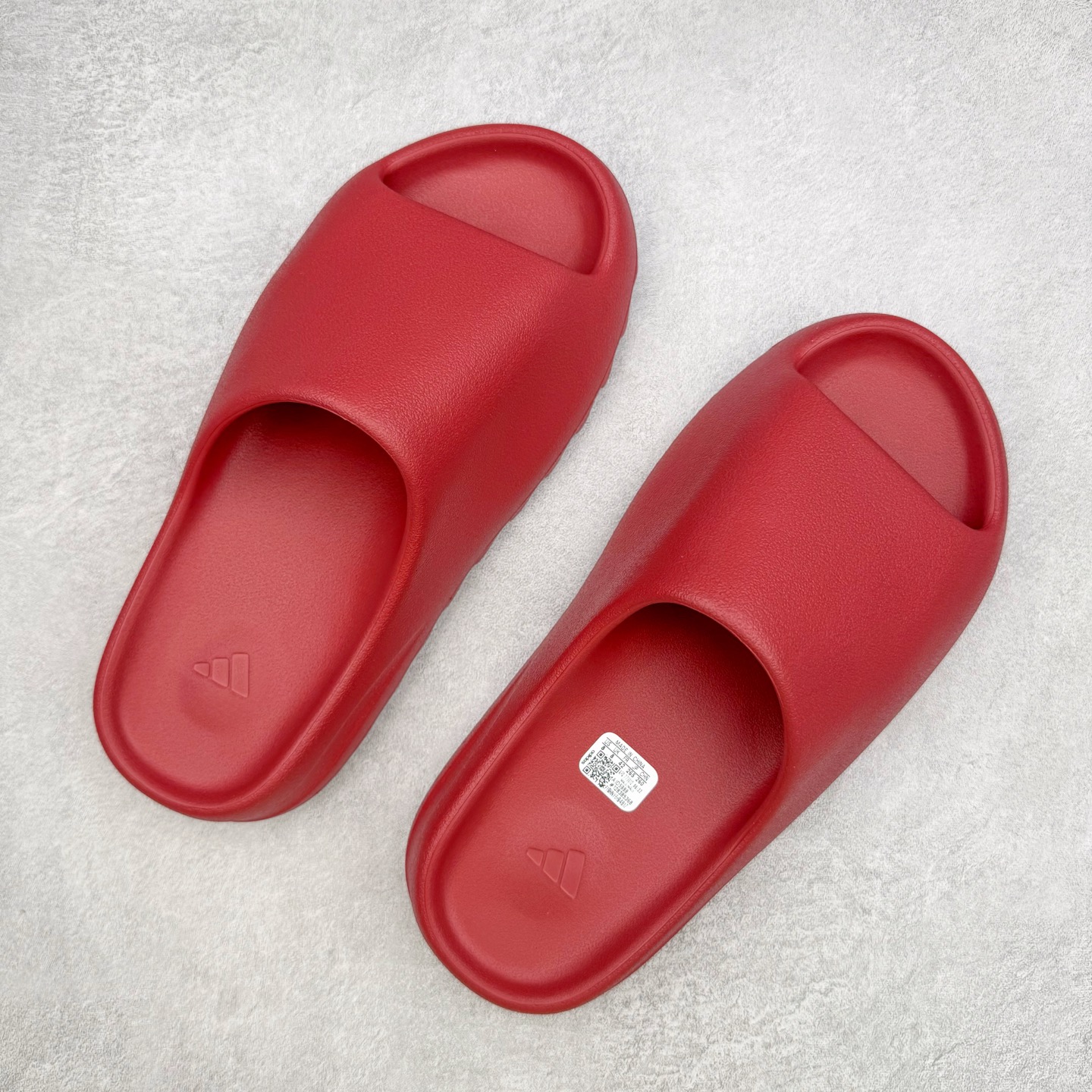 图片[3]-＃Lw纯原 YEEZY SLIDE 椰子拖鞋 大红 ID5988 同源公司EVA粒子环保塑料 原厂指令配方 弹性卡色均保持原鞋一致 匠心打造 采用原厂进口MD全套模具打造 全套原楦头 鞋口弧度大小 鞋面色泽质感同步原鞋 LOGO内侧钢印清晰工整 原厂定制原标 同比ZP 符合人体设计 独家开发至48.5码 尺码：36 37 38 39 40.5 42 43 44.5 46 47 48.5-选品中心