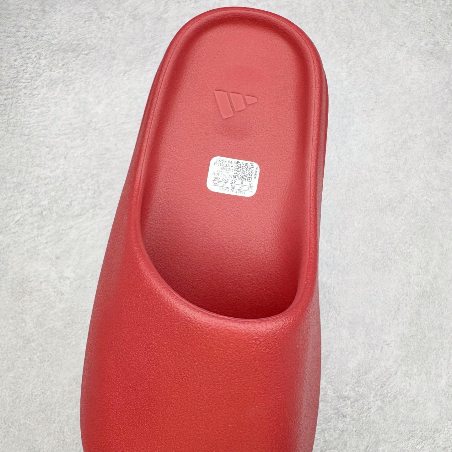 图片[5]-＃Lw纯原 YEEZY SLIDE 椰子拖鞋 大红 ID5988 同源公司EVA粒子环保塑料 原厂指令配方 弹性卡色均保持原鞋一致 匠心打造 采用原厂进口MD全套模具打造 全套原楦头 鞋口弧度大小 鞋面色泽质感同步原鞋 LOGO内侧钢印清晰工整 原厂定制原标 同比ZP 符合人体设计 独家开发至48.5码 尺码：36 37 38 39 40.5 42 43 44.5 46 47 48.5-选品中心