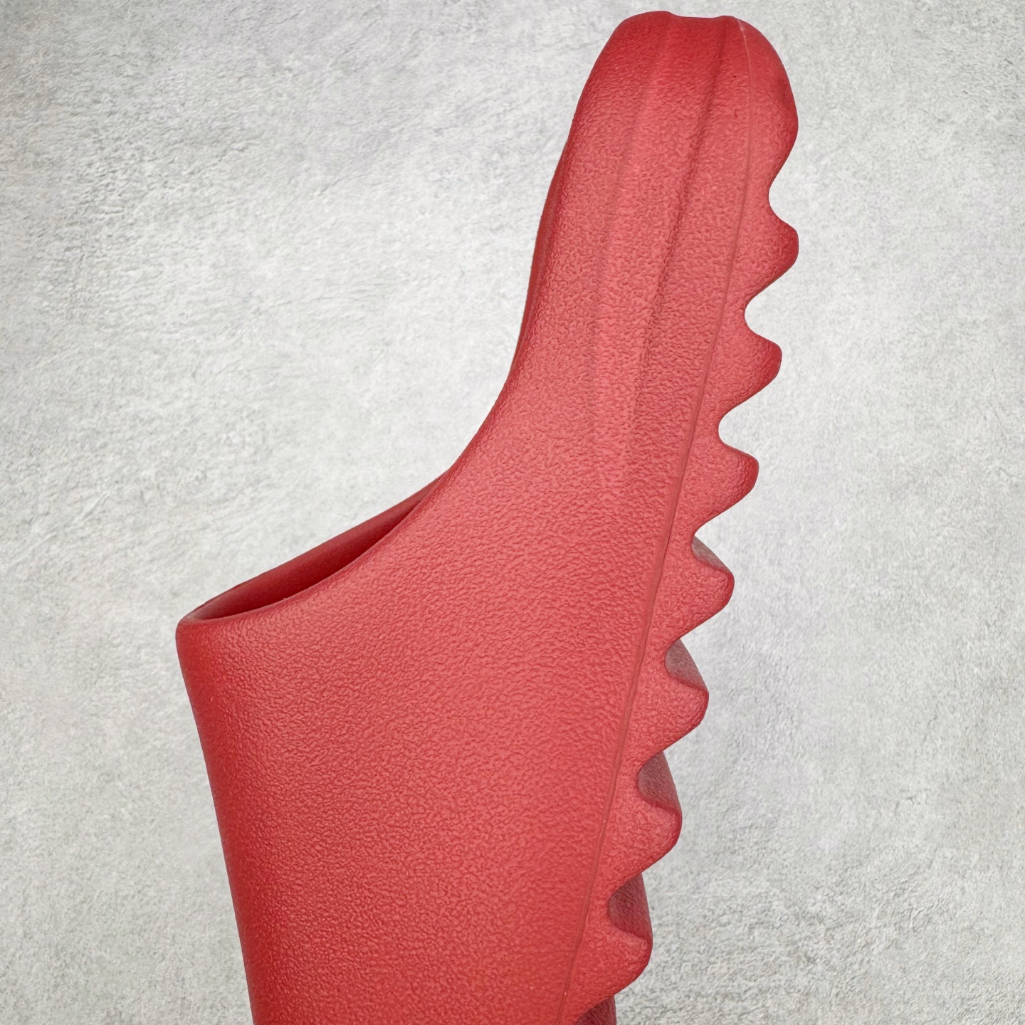 图片[7]-＃Lw纯原 YEEZY SLIDE 椰子拖鞋 大红 ID5988 同源公司EVA粒子环保塑料 原厂指令配方 弹性卡色均保持原鞋一致 匠心打造 采用原厂进口MD全套模具打造 全套原楦头 鞋口弧度大小 鞋面色泽质感同步原鞋 LOGO内侧钢印清晰工整 原厂定制原标 同比ZP 符合人体设计 独家开发至48.5码 尺码：36 37 38 39 40.5 42 43 44.5 46 47 48.5-选品中心