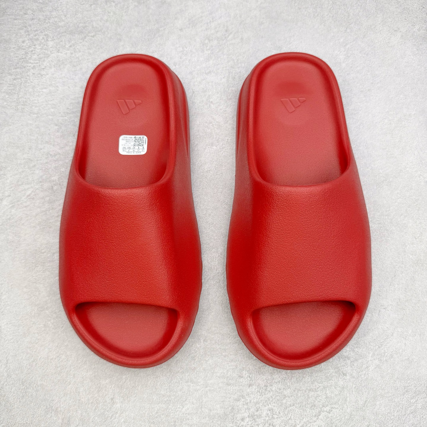 图片[2]-＃Lw纯原 YEEZY SLIDE 椰子拖鞋 大红 ID5988 同源公司EVA粒子环保塑料 原厂指令配方 弹性卡色均保持原鞋一致 匠心打造 采用原厂进口MD全套模具打造 全套原楦头 鞋口弧度大小 鞋面色泽质感同步原鞋 LOGO内侧钢印清晰工整 原厂定制原标 同比ZP 符合人体设计 独家开发至48.5码 尺码：36 37 38 39 40.5 42 43 44.5 46 47 48.5-选品中心