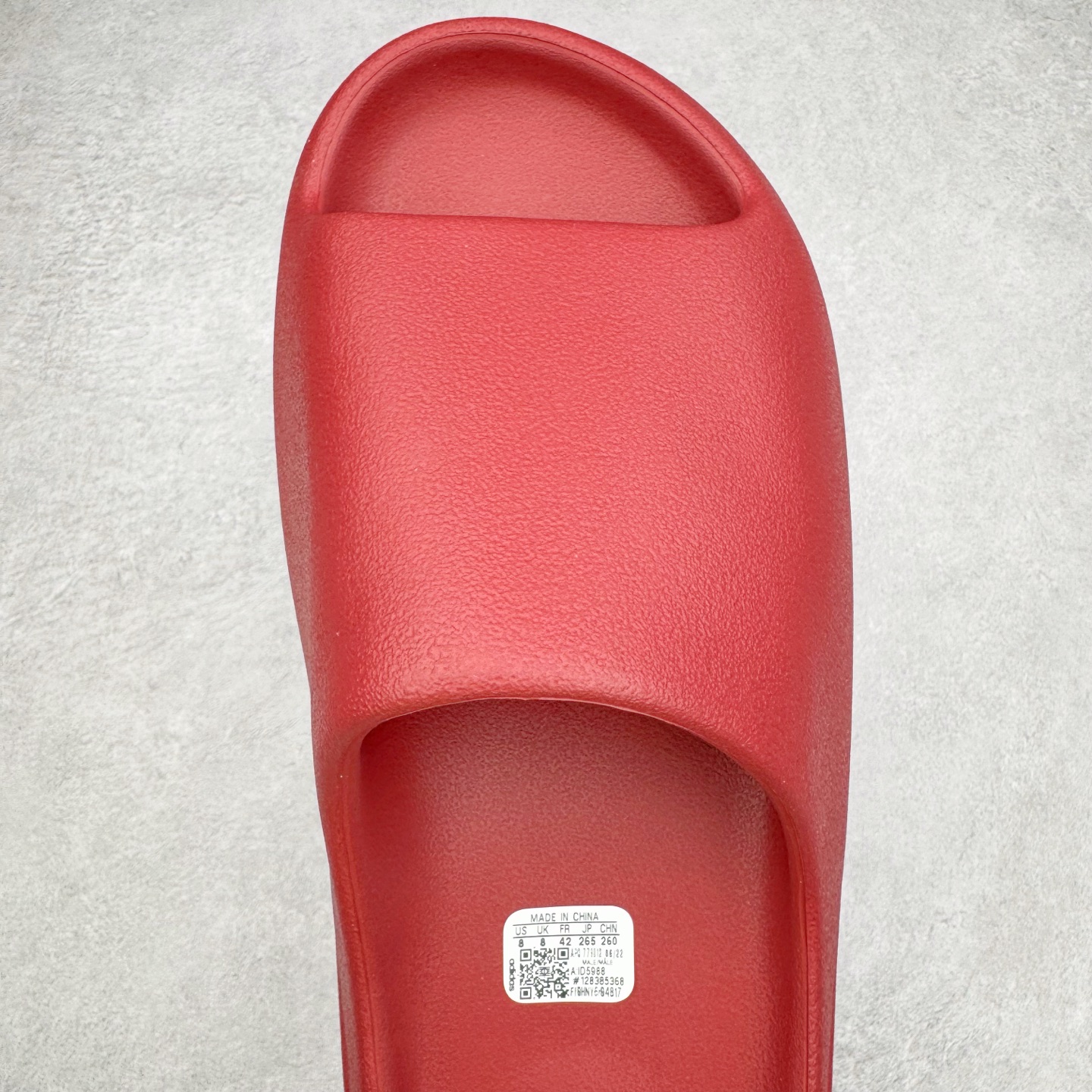 图片[4]-＃Lw纯原 YEEZY SLIDE 椰子拖鞋 大红 ID5988 同源公司EVA粒子环保塑料 原厂指令配方 弹性卡色均保持原鞋一致 匠心打造 采用原厂进口MD全套模具打造 全套原楦头 鞋口弧度大小 鞋面色泽质感同步原鞋 LOGO内侧钢印清晰工整 原厂定制原标 同比ZP 符合人体设计 独家开发至48.5码 尺码：36 37 38 39 40.5 42 43 44.5 46 47 48.5-选品中心