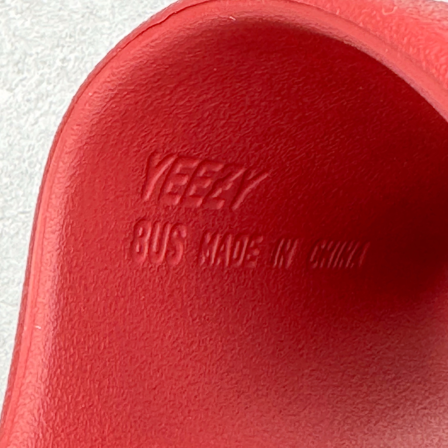 图片[11]-＃Lw纯原 YEEZY SLIDE 椰子拖鞋 大红 ID5988 同源公司EVA粒子环保塑料 原厂指令配方 弹性卡色均保持原鞋一致 匠心打造 采用原厂进口MD全套模具打造 全套原楦头 鞋口弧度大小 鞋面色泽质感同步原鞋 LOGO内侧钢印清晰工整 原厂定制原标 同比ZP 符合人体设计 独家开发至48.5码 尺码：36 37 38 39 40.5 42 43 44.5 46 47 48.5-选品中心