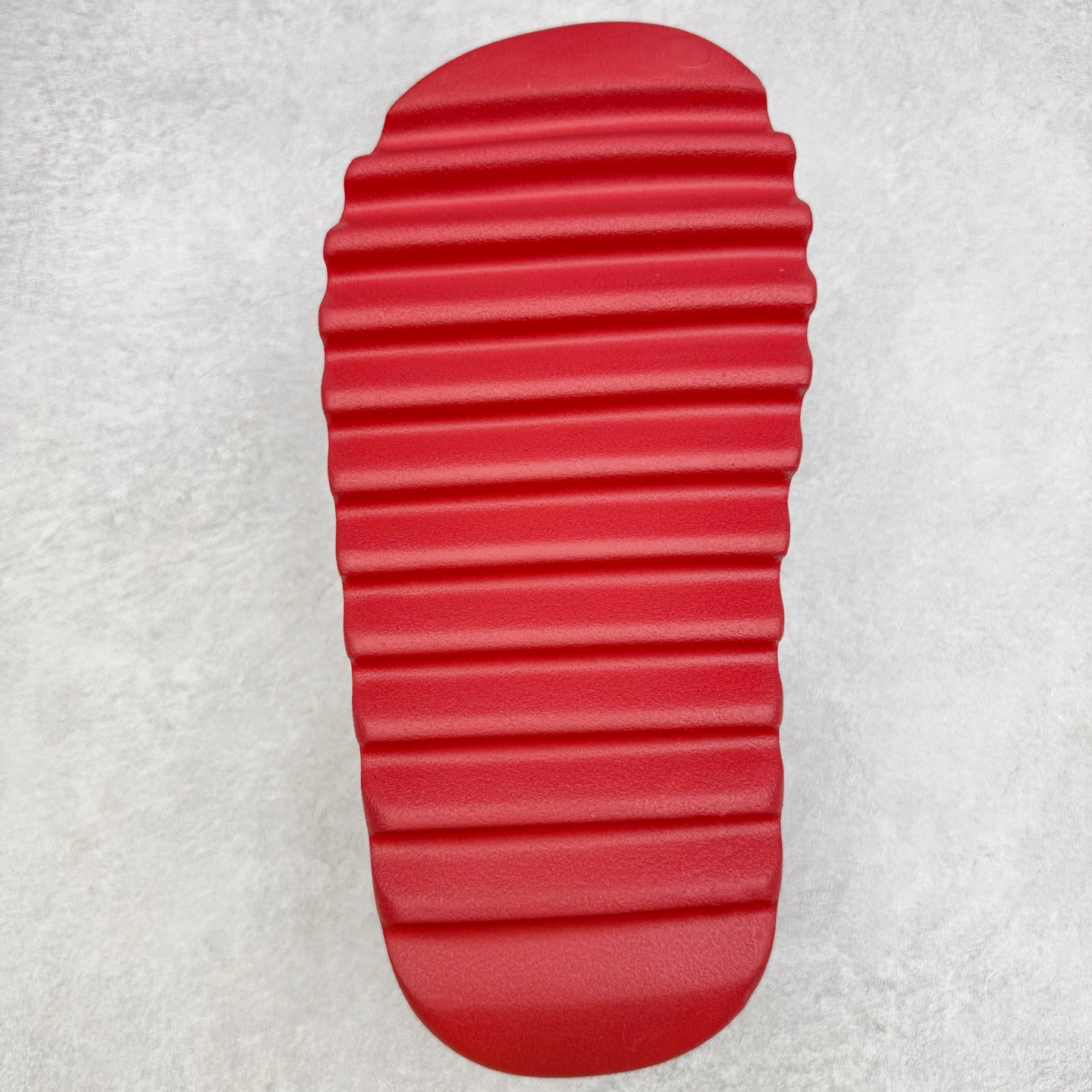 图片[9]-＃Lw纯原 YEEZY SLIDE 椰子拖鞋 大红 ID5988 同源公司EVA粒子环保塑料 原厂指令配方 弹性卡色均保持原鞋一致 匠心打造 采用原厂进口MD全套模具打造 全套原楦头 鞋口弧度大小 鞋面色泽质感同步原鞋 LOGO内侧钢印清晰工整 原厂定制原标 同比ZP 符合人体设计 独家开发至48.5码 尺码：36 37 38 39 40.5 42 43 44.5 46 47 48.5-选品中心