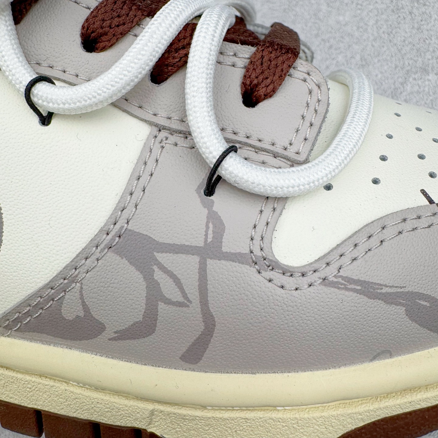 图片[10]-＃YC纯原 NK Dunk Low 破碎网格 DD1503-124 此款灵感来源于复古机能风，以黑棕色做旧风格为基底，灰青裂纹从石膏白中庭野蛮生长，每一道网格崩裂宛若冰封岩浆流动的瞬间定格。鞋身化作时间磨损的动态雕塑，腰身古铜色贴布Swoosh与后跟刺绣形成破坏性对话，在秩序解体中完成不规则美学朝圣。定制系列天花板 无原鞋不开发 全系列得物原鞋一比一校对开发 配色持续更新中 终端对接 优势输出 全套原厂楦头原纸板数据档案倾力打造 原汁原味莞产 极致还原 圈内最强针车工艺 高端零售指定版 广东原厂配套原盒原标 鞋盒分三个尺码段 原厂冲刀 超高清洁度 全鞋零毛边皮料切割 采用原厂百宏鞋带以及原厂百宏织唛舌标 内标可供原厂几率过验 进口原装条纹中底布 四线拉帮白色点胶 原厂拉帮手法遵循公司 原厂电绣 极致还原 尺码：36 36.5 37.5 38 38.5 39 40 40.5 41 42 42.5 43 44 44.5 45 46-选品中心