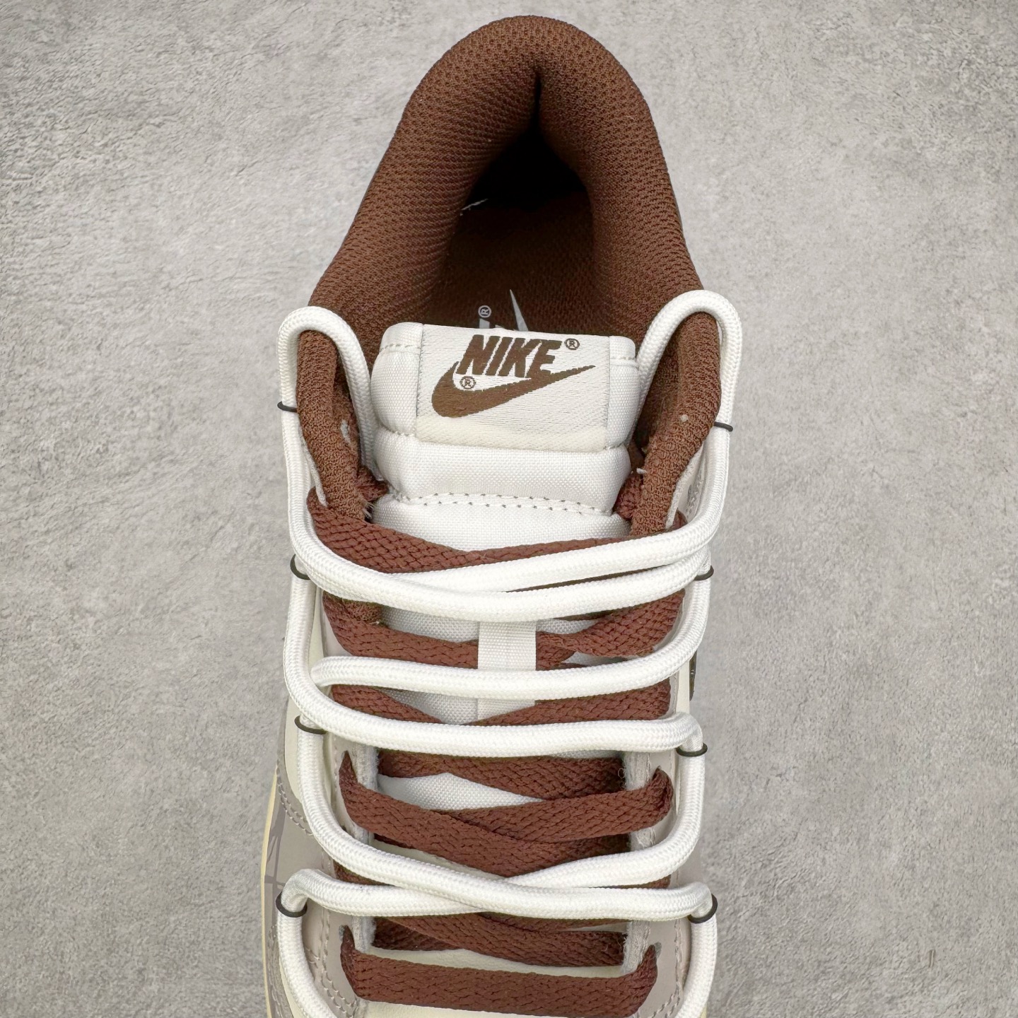 图片[5]-＃YC纯原 NK Dunk Low 破碎网格 DD1503-124 此款灵感来源于复古机能风，以黑棕色做旧风格为基底，灰青裂纹从石膏白中庭野蛮生长，每一道网格崩裂宛若冰封岩浆流动的瞬间定格。鞋身化作时间磨损的动态雕塑，腰身古铜色贴布Swoosh与后跟刺绣形成破坏性对话，在秩序解体中完成不规则美学朝圣。定制系列天花板 无原鞋不开发 全系列得物原鞋一比一校对开发 配色持续更新中 终端对接 优势输出 全套原厂楦头原纸板数据档案倾力打造 原汁原味莞产 极致还原 圈内最强针车工艺 高端零售指定版 广东原厂配套原盒原标 鞋盒分三个尺码段 原厂冲刀 超高清洁度 全鞋零毛边皮料切割 采用原厂百宏鞋带以及原厂百宏织唛舌标 内标可供原厂几率过验 进口原装条纹中底布 四线拉帮白色点胶 原厂拉帮手法遵循公司 原厂电绣 极致还原 尺码：36 36.5 37.5 38 38.5 39 40 40.5 41 42 42.5 43 44 44.5 45 46-选品中心