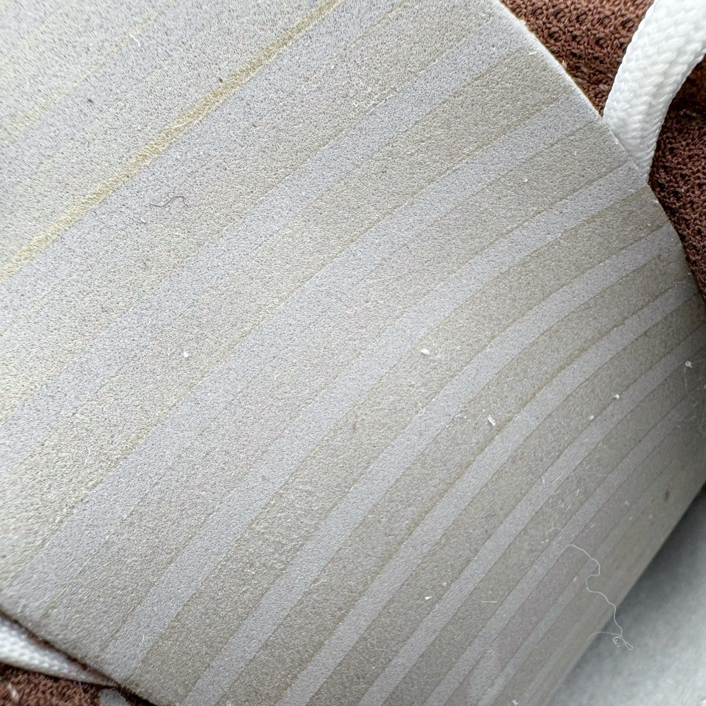 图片[18]-＃YC纯原 NK Dunk Low 破碎网格 DD1503-124 此款灵感来源于复古机能风，以黑棕色做旧风格为基底，灰青裂纹从石膏白中庭野蛮生长，每一道网格崩裂宛若冰封岩浆流动的瞬间定格。鞋身化作时间磨损的动态雕塑，腰身古铜色贴布Swoosh与后跟刺绣形成破坏性对话，在秩序解体中完成不规则美学朝圣。定制系列天花板 无原鞋不开发 全系列得物原鞋一比一校对开发 配色持续更新中 终端对接 优势输出 全套原厂楦头原纸板数据档案倾力打造 原汁原味莞产 极致还原 圈内最强针车工艺 高端零售指定版 广东原厂配套原盒原标 鞋盒分三个尺码段 原厂冲刀 超高清洁度 全鞋零毛边皮料切割 采用原厂百宏鞋带以及原厂百宏织唛舌标 内标可供原厂几率过验 进口原装条纹中底布 四线拉帮白色点胶 原厂拉帮手法遵循公司 原厂电绣 极致还原 尺码：36 36.5 37.5 38 38.5 39 40 40.5 41 42 42.5 43 44 44.5 45 46-选品中心